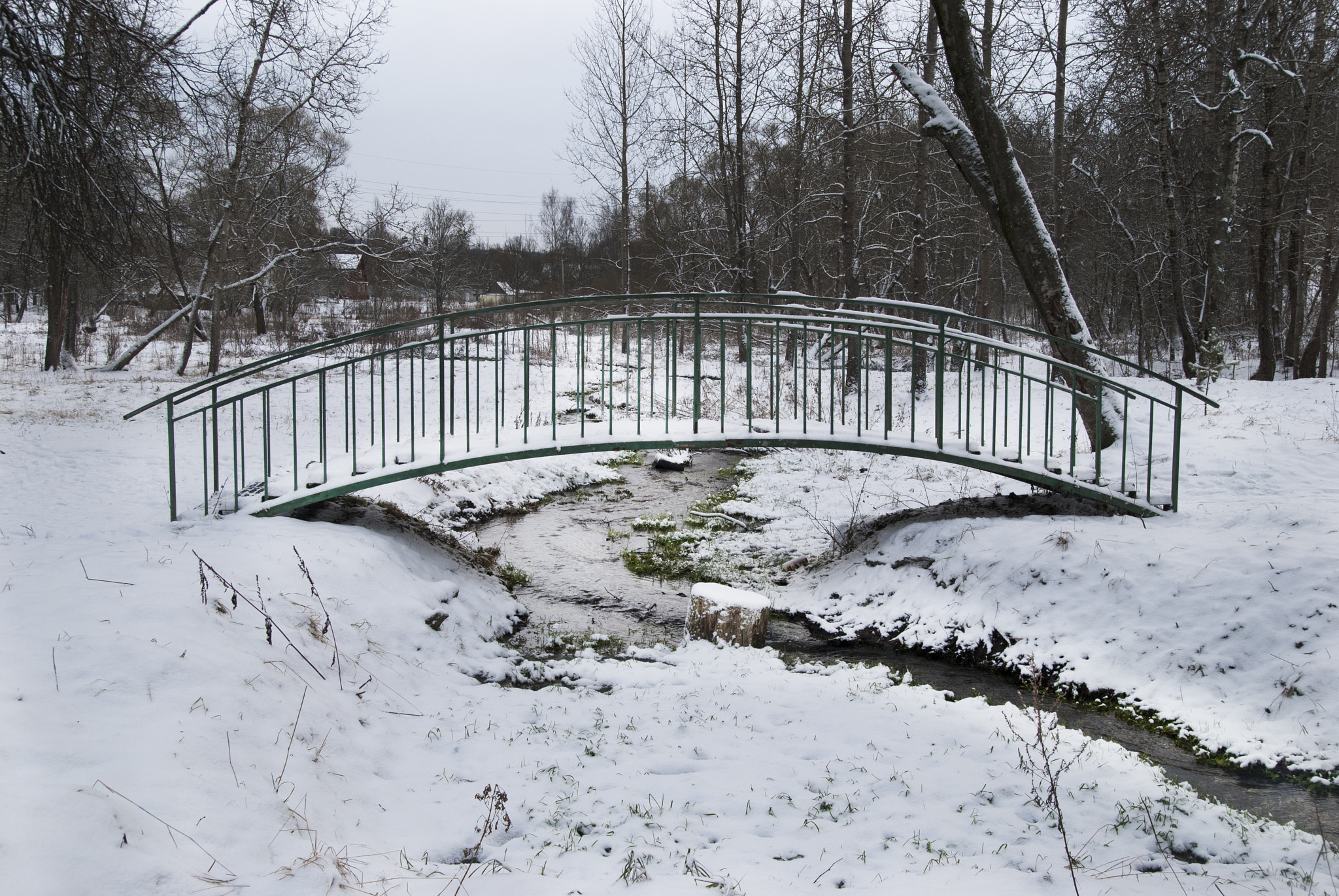 Nikon D40X + Sigma 18-50mm F2.8 EX DC Macro sample photo. Bridge over the river in winter photography
