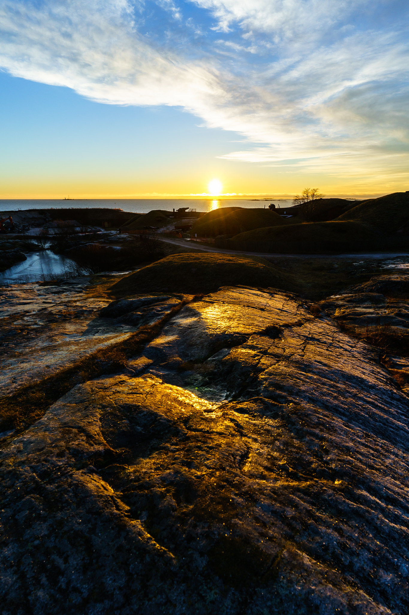 Sony a7 II + ZEISS Batis 18mm F2.8 sample photo. Sunset at suomenlinna photography