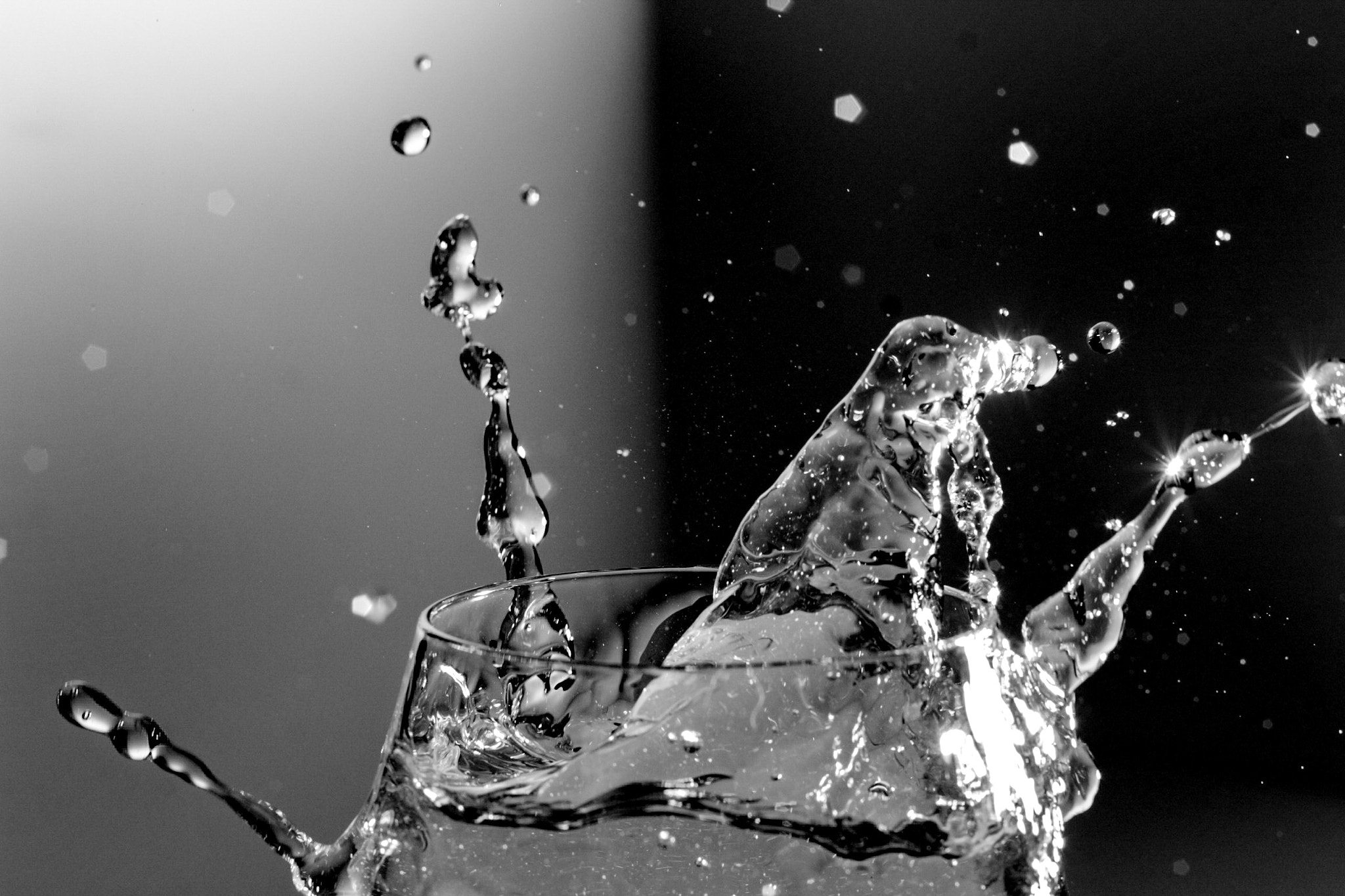 Canon EOS 700D (EOS Rebel T5i / EOS Kiss X7i) + Canon EF 50mm F1.8 II sample photo. Mono splash photography
