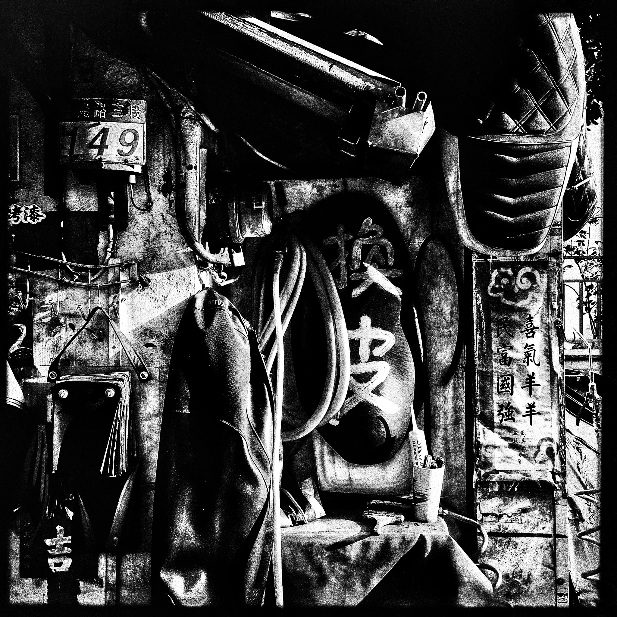 Hipstamatic 322 sample photo. 人生換皮加厚的價碼，不知道是多出換機車椅墊皮的幾倍呢？ photography