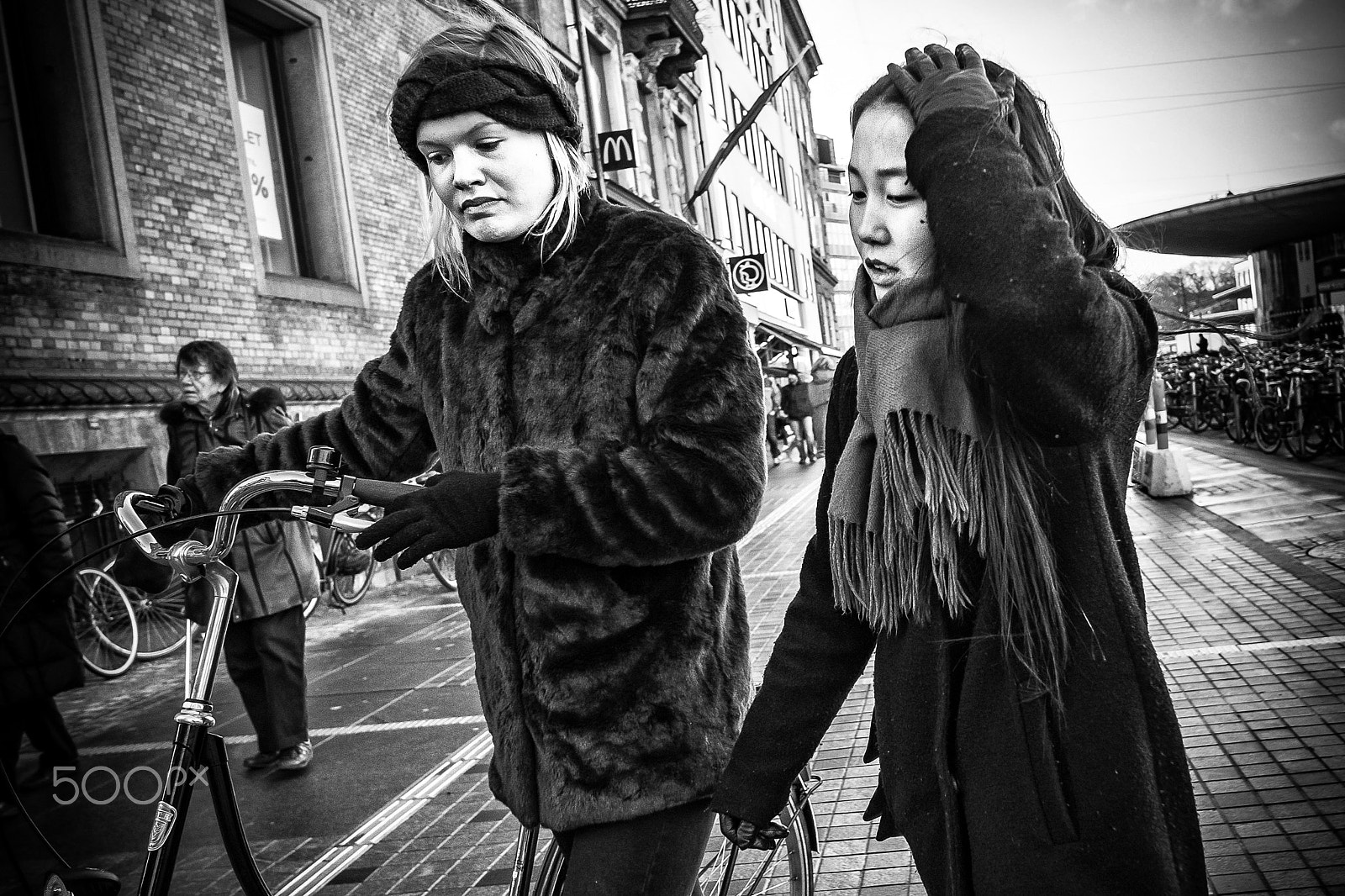 Fujifilm X-Pro2 + Fujifilm XF 18mm F2 R sample photo. Images on the run... photography