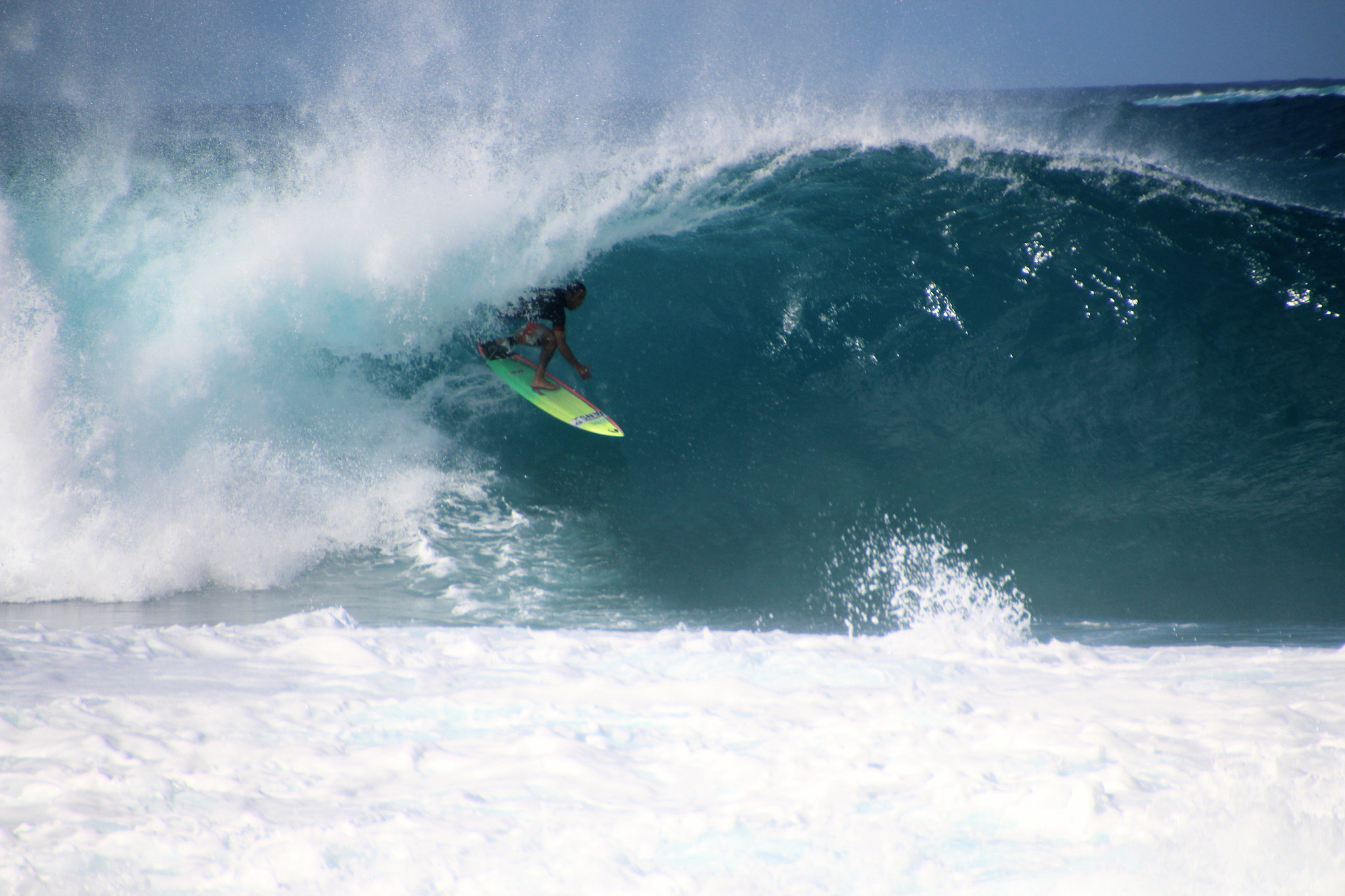Canon EOS 700D (EOS Rebel T5i / EOS Kiss X7i) sample photo. Getting barreled at pipeline photography