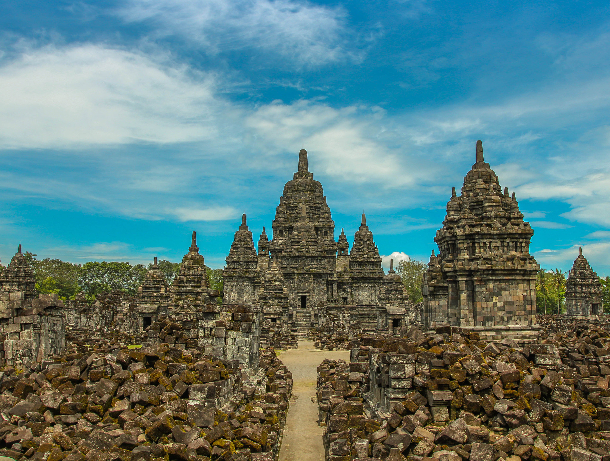 Canon EOS 550D (EOS Rebel T2i / EOS Kiss X4) + Canon EF 17-40mm F4L USM sample photo. Sewu temple photography