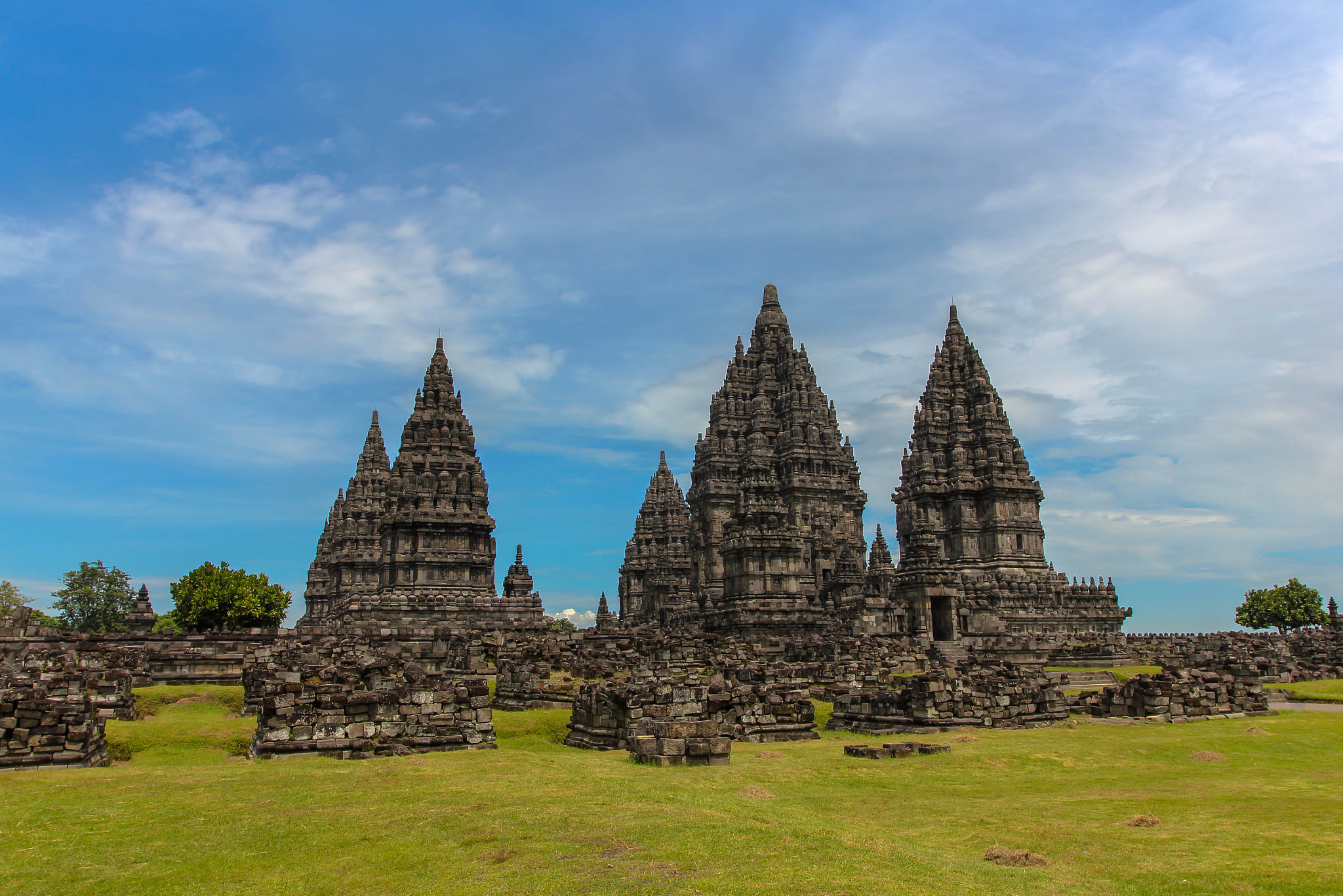 Canon EOS 550D (EOS Rebel T2i / EOS Kiss X4) + Canon EF 17-40mm F4L USM sample photo. Prambanan temple photography