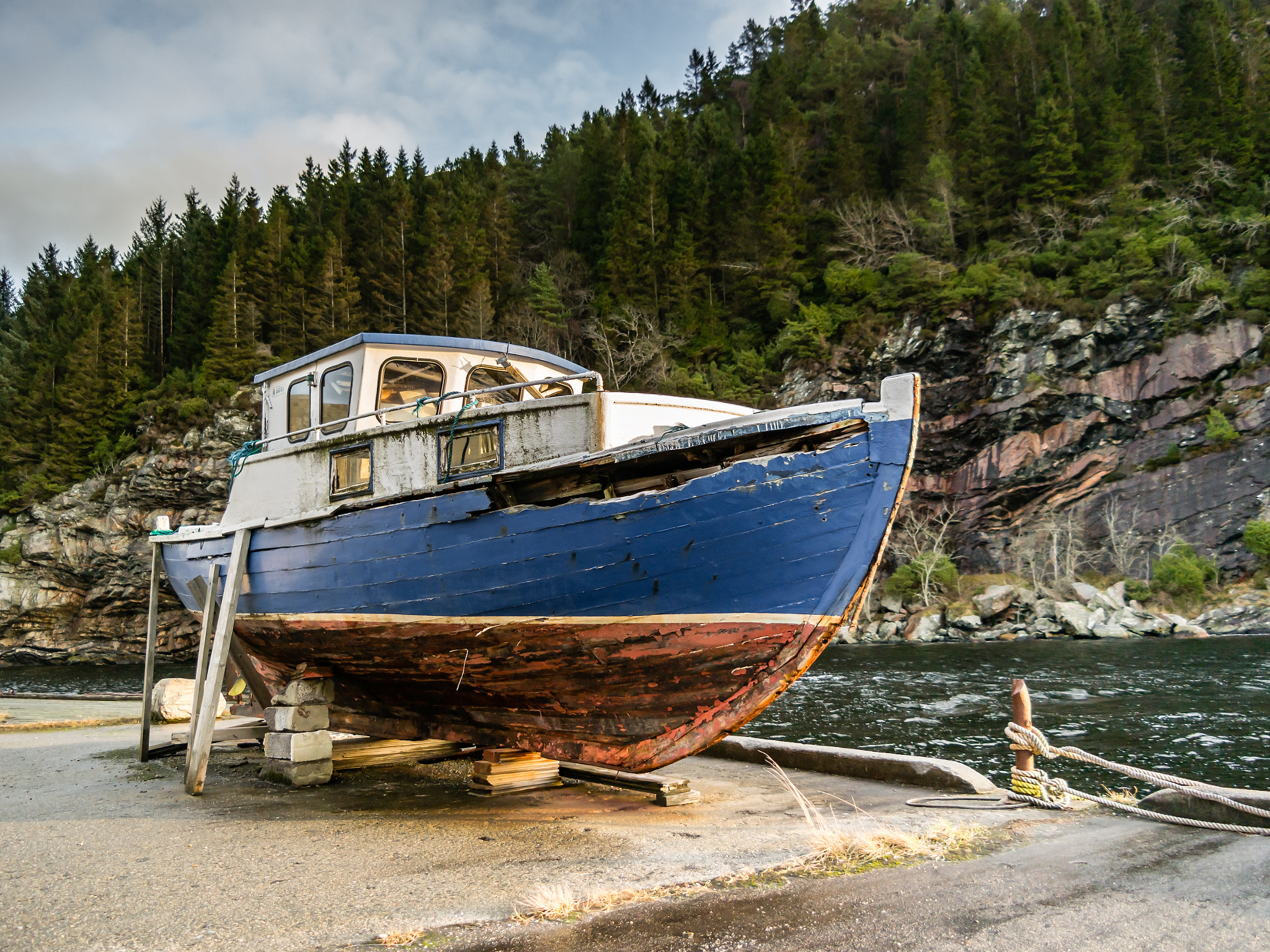 Samsung NX30 + Samsung NX 18-55mm F3.5-5.6 OIS sample photo. "the abandoned boat" photography