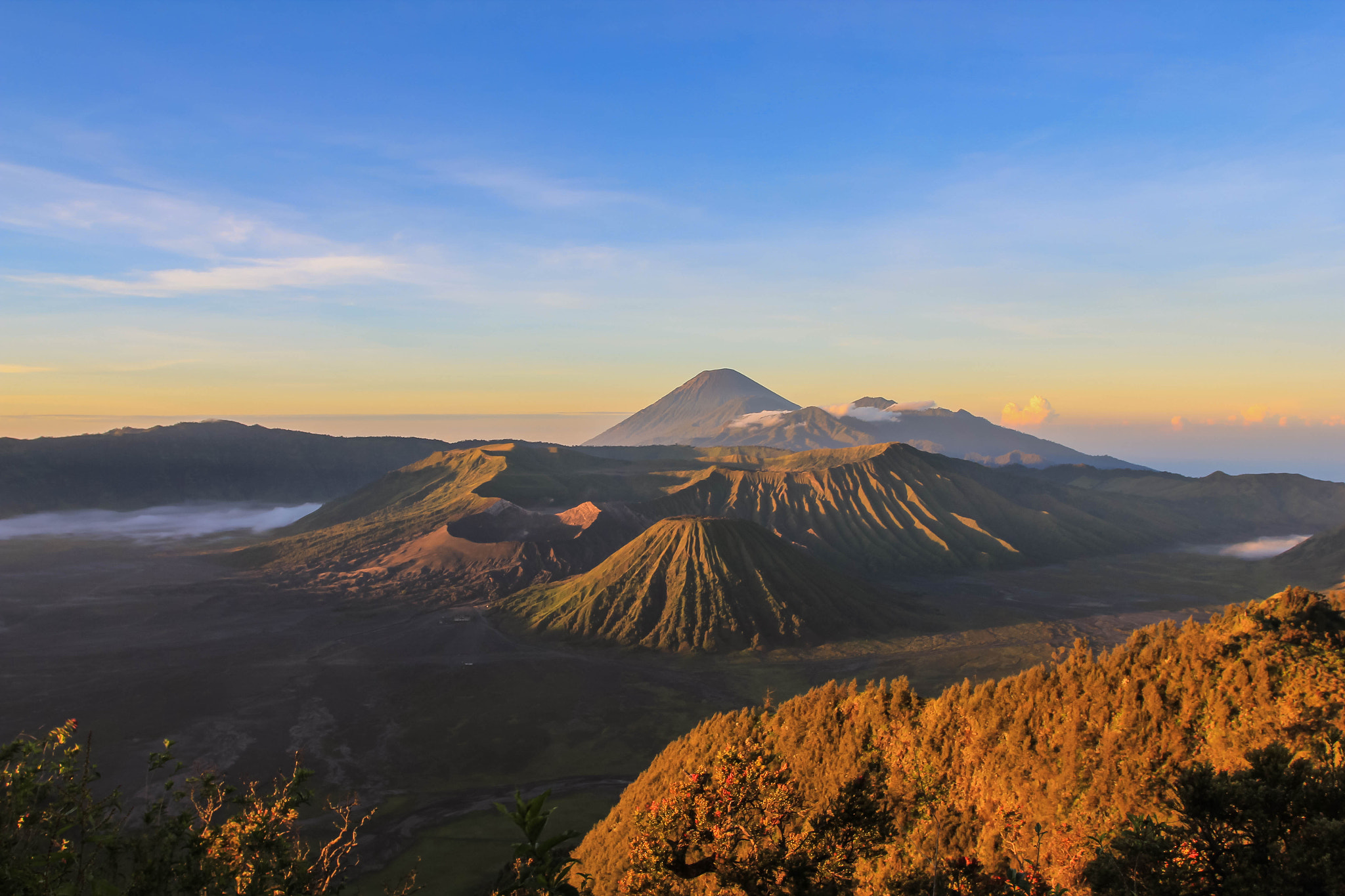 Canon EOS 550D (EOS Rebel T2i / EOS Kiss X4) + Canon EF 17-40mm F4L USM sample photo. Mount bromo photography