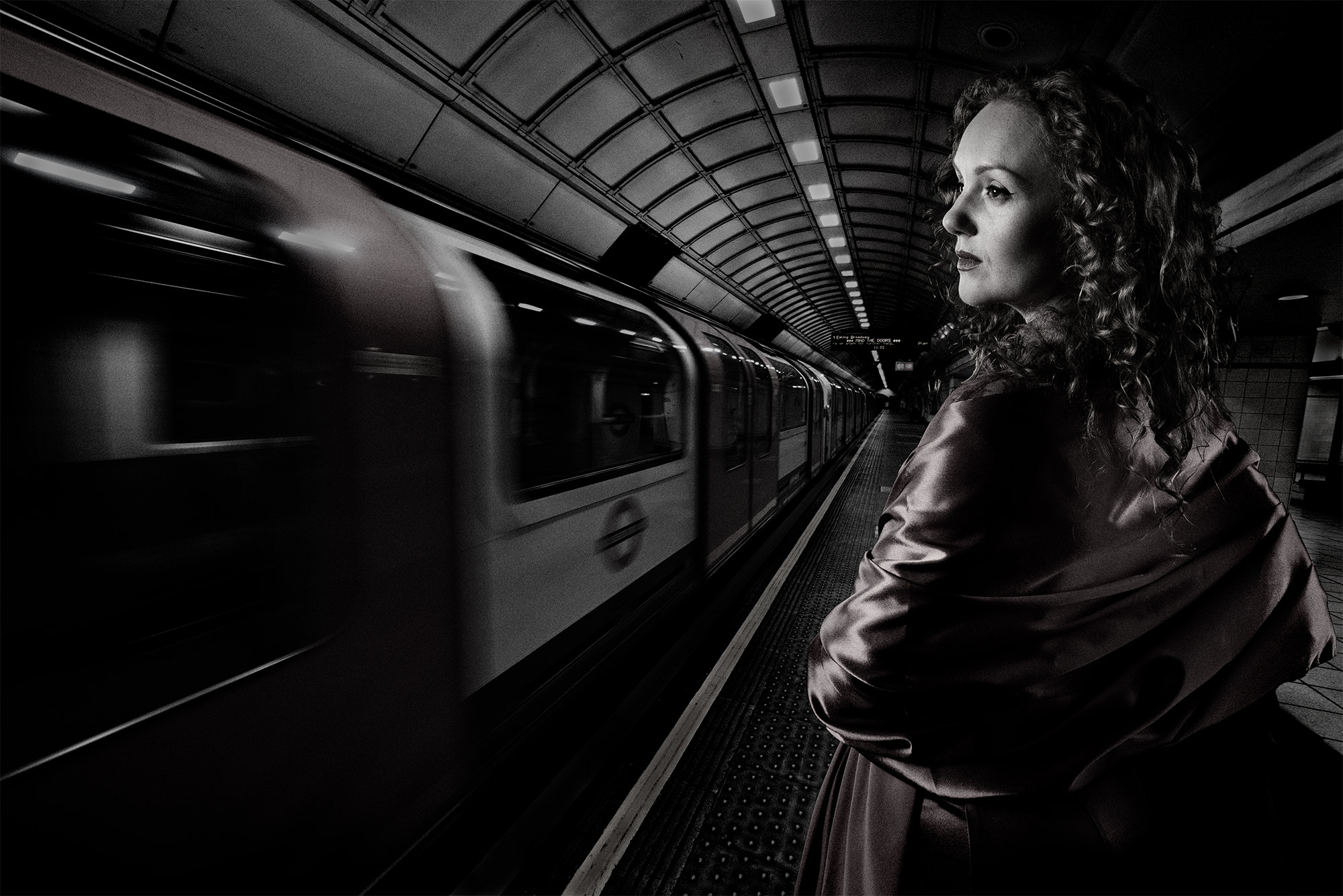 Samyang 14mm F2.8 ED AS IF UMC sample photo. The girl not on the train photography