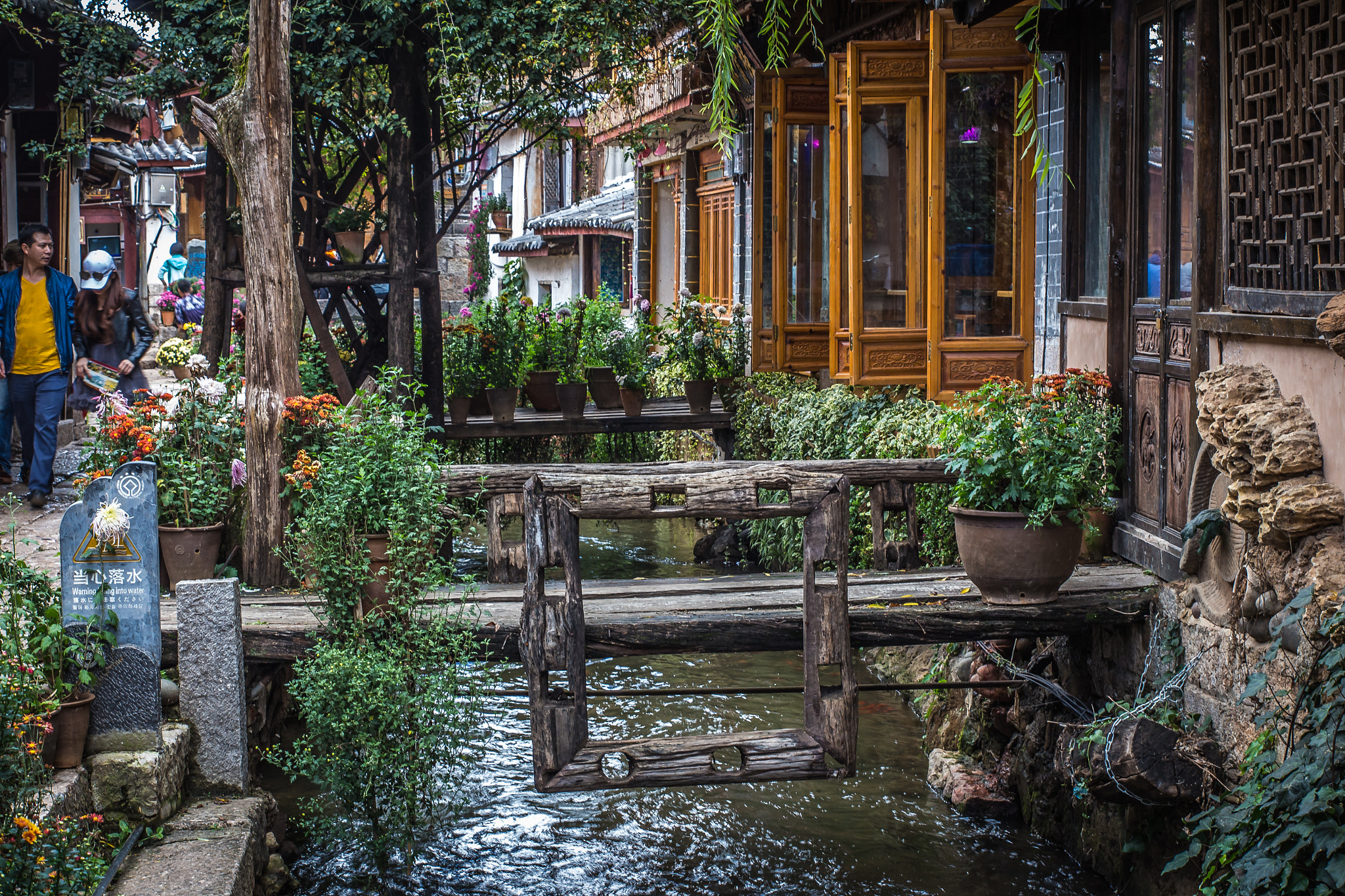 Canon EOS 700D (EOS Rebel T5i / EOS Kiss X7i) + Sigma 24-70mm F2.8 EX DG Macro sample photo. Lijiang ancient town photography