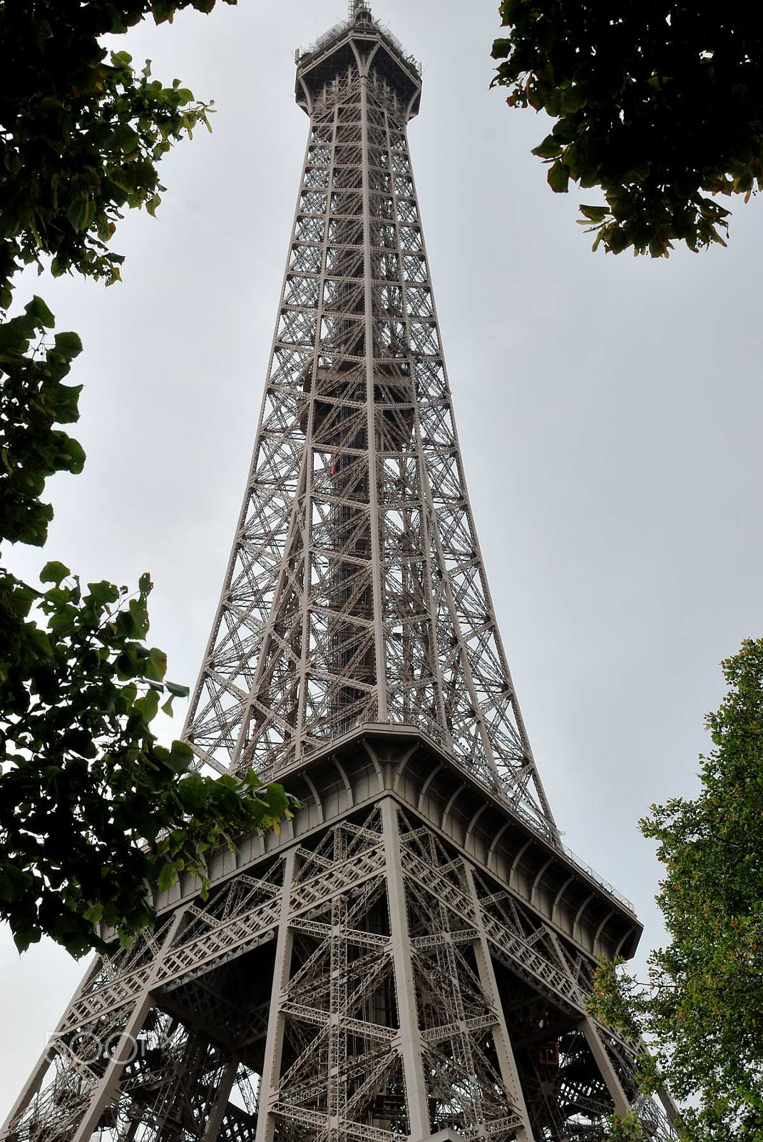 Nikon D60 + Nikon AF-S DX Nikkor 35mm F1.8G sample photo. Eiffel tower photography