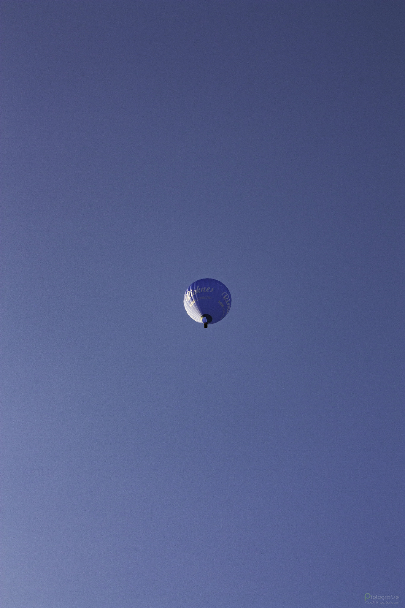 Canon EF-S 18-55mm F3.5-5.6 II sample photo. Lonely balloon photography