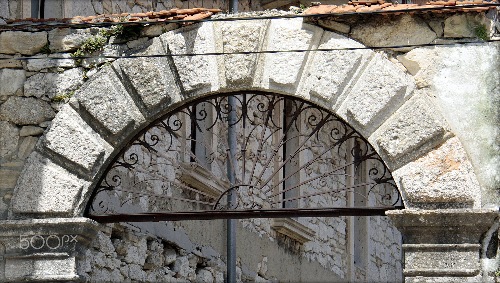 Canon EOS 1000D (EOS Digital Rebel XS / EOS Kiss F) sample photo. Old house in drnis (croatia) photography