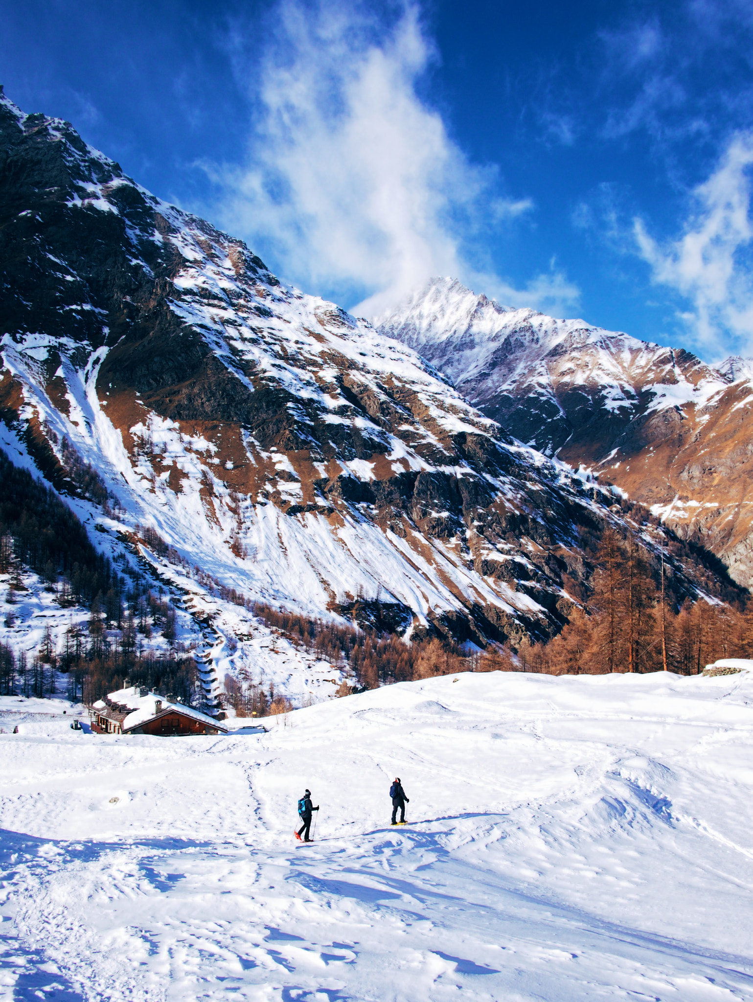 Fujifilm X-T10 + Fujifilm XF 18mm F2 R sample photo. Tiny snowshoers in big places photography