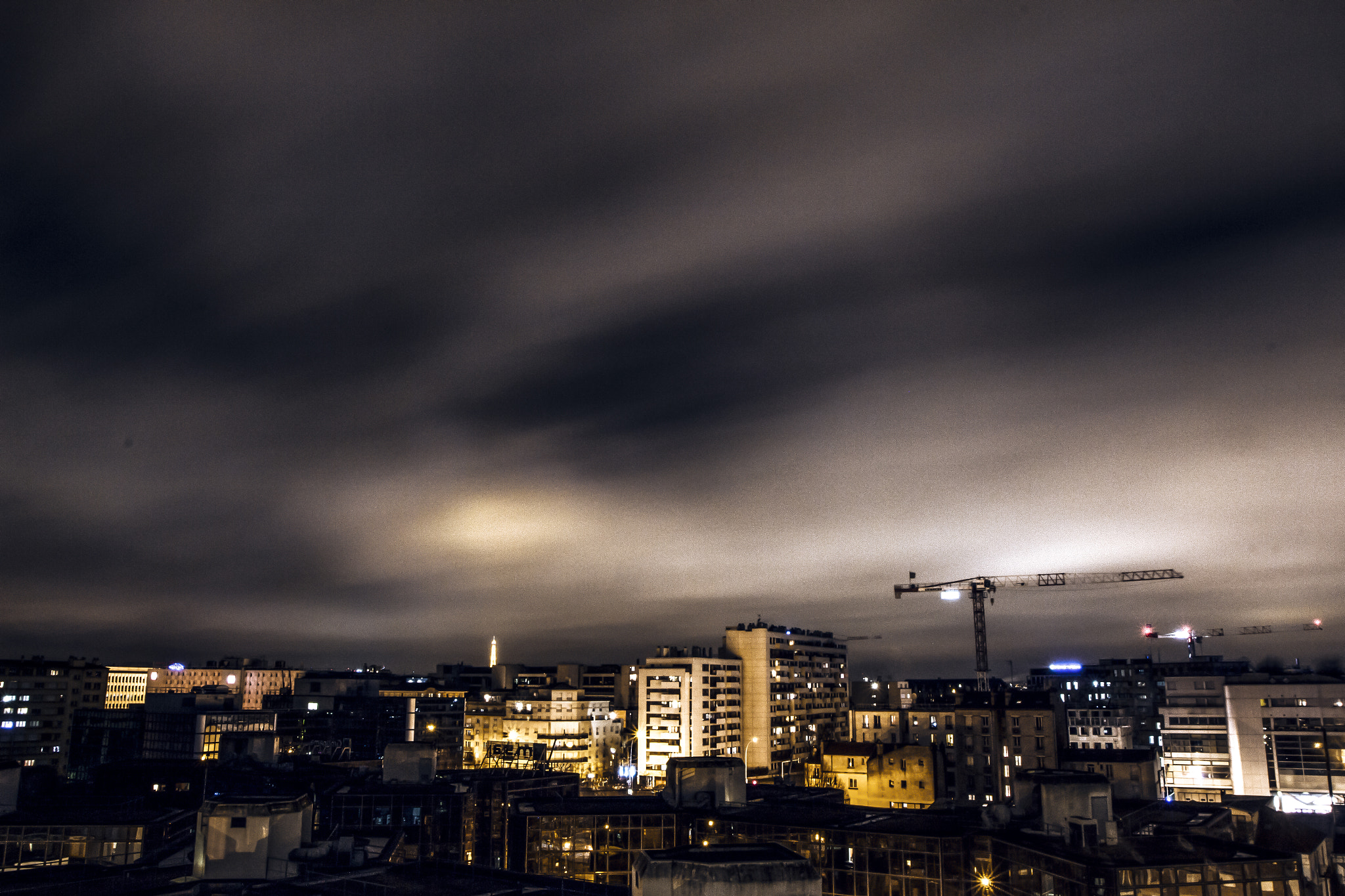 Canon EOS 700D (EOS Rebel T5i / EOS Kiss X7i) + Canon EF 17-40mm F4L USM sample photo. Biiiiiig wind tonight，paris photography