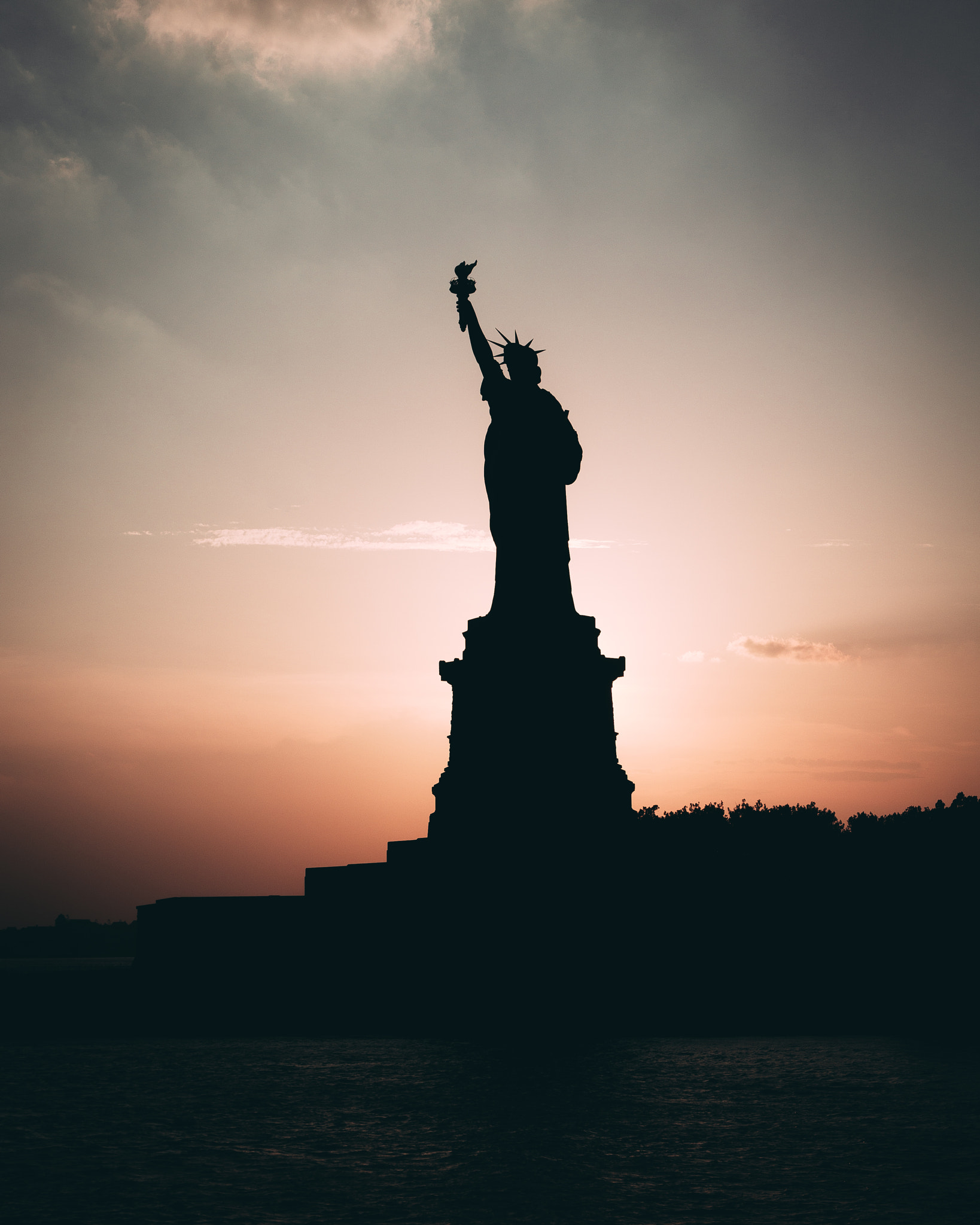 Sony Alpha NEX-5R + Sony E 18-55mm F3.5-5.6 OSS sample photo. Statue of liberty on ellis island, nyc photography