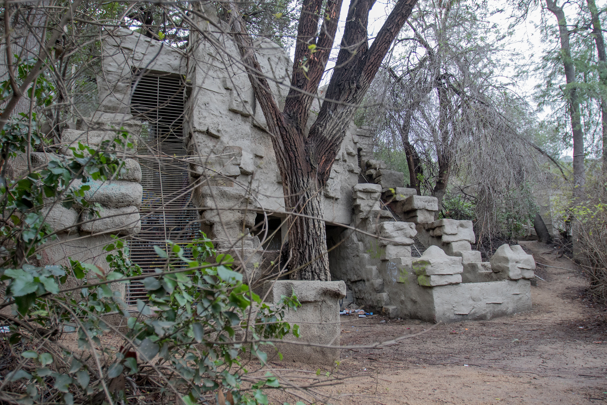Canon EF 16-35mm F2.8L USM sample photo. La zoo abandoned photography