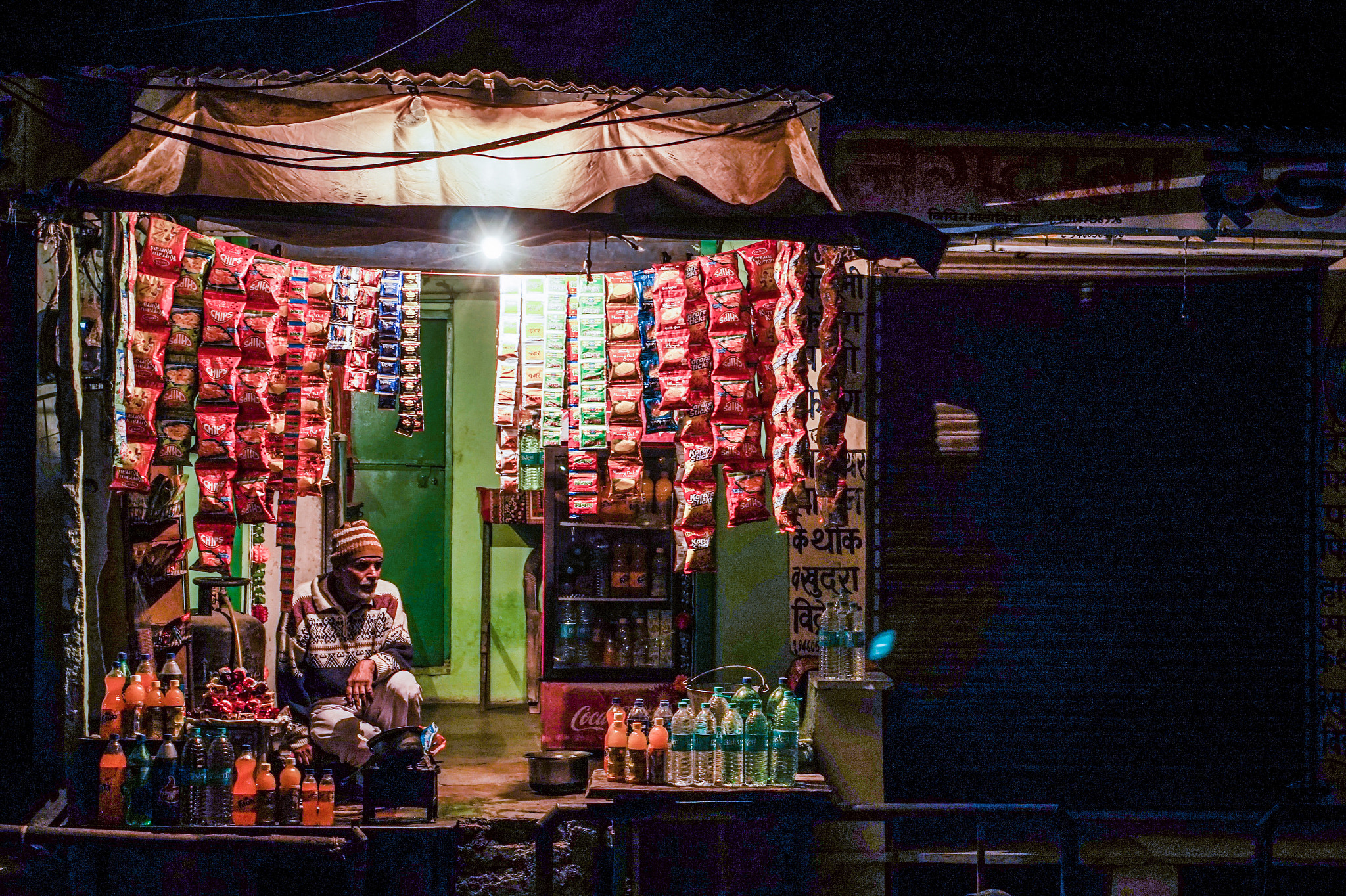 Sony Alpha a5000 (ILCE 5000) + E 50mm F1.8 OSS sample photo. Night stall. photography