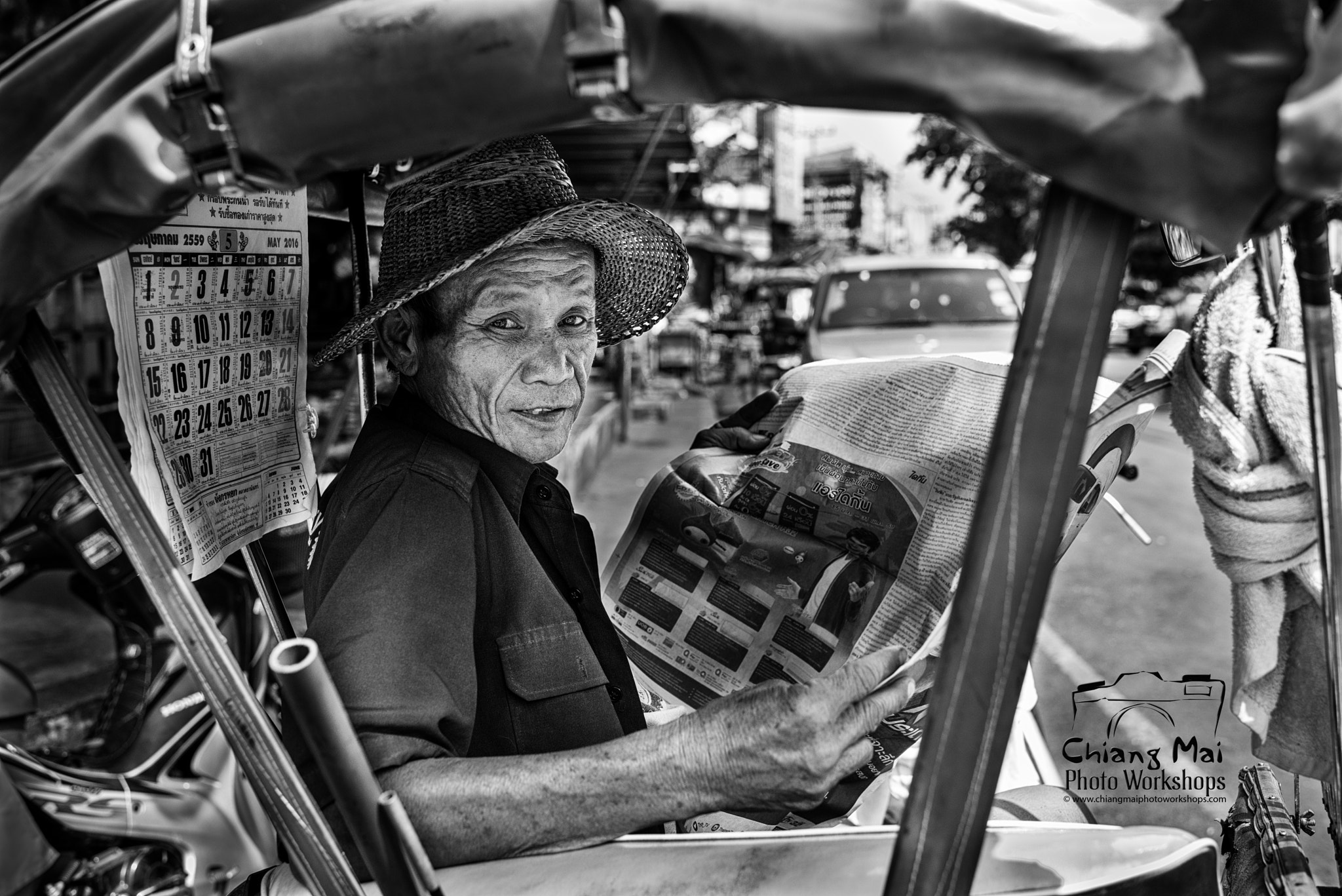 Nikon D800 + Nikon AF-S Nikkor 35mm F1.4G sample photo. Saamlor rider reads the news photography