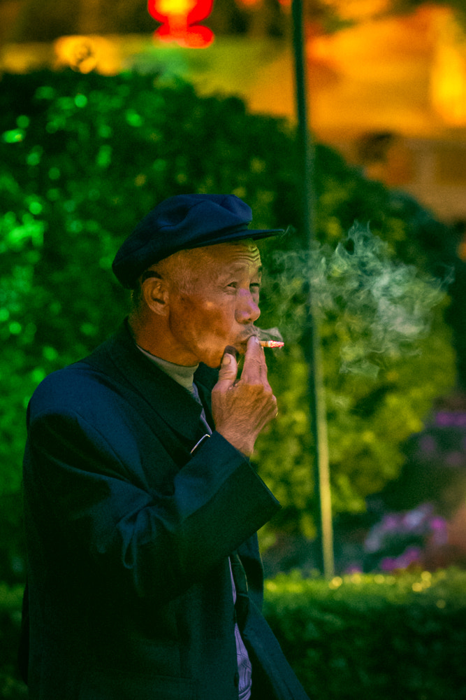 Canon EOS 7D + Canon EF 100mm F2.0 USM sample photo. Out for a smoke photography
