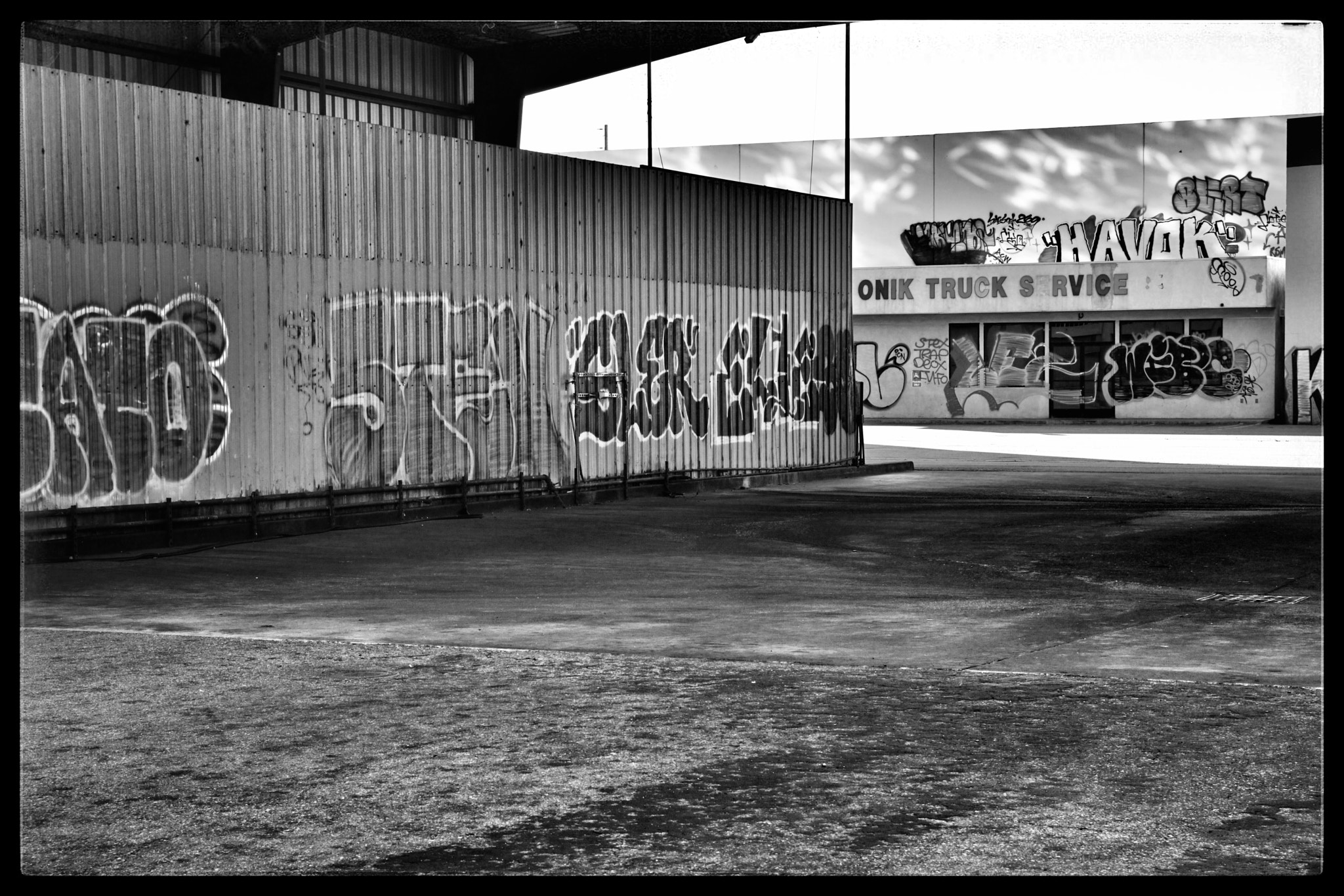 Sony a6300 + Sony Vario-Tessar T* E 16-70mm F4 ZA OSS sample photo. Perfect setting for zombie apocalypse photography