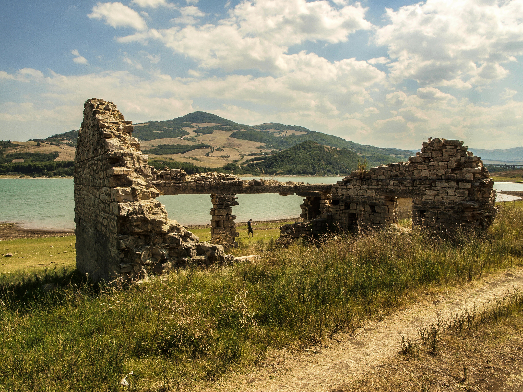 Olympus E-450 (EVOLT E-450) + OLYMPUS 14-42mm Lens sample photo. Ruins by the lake photography