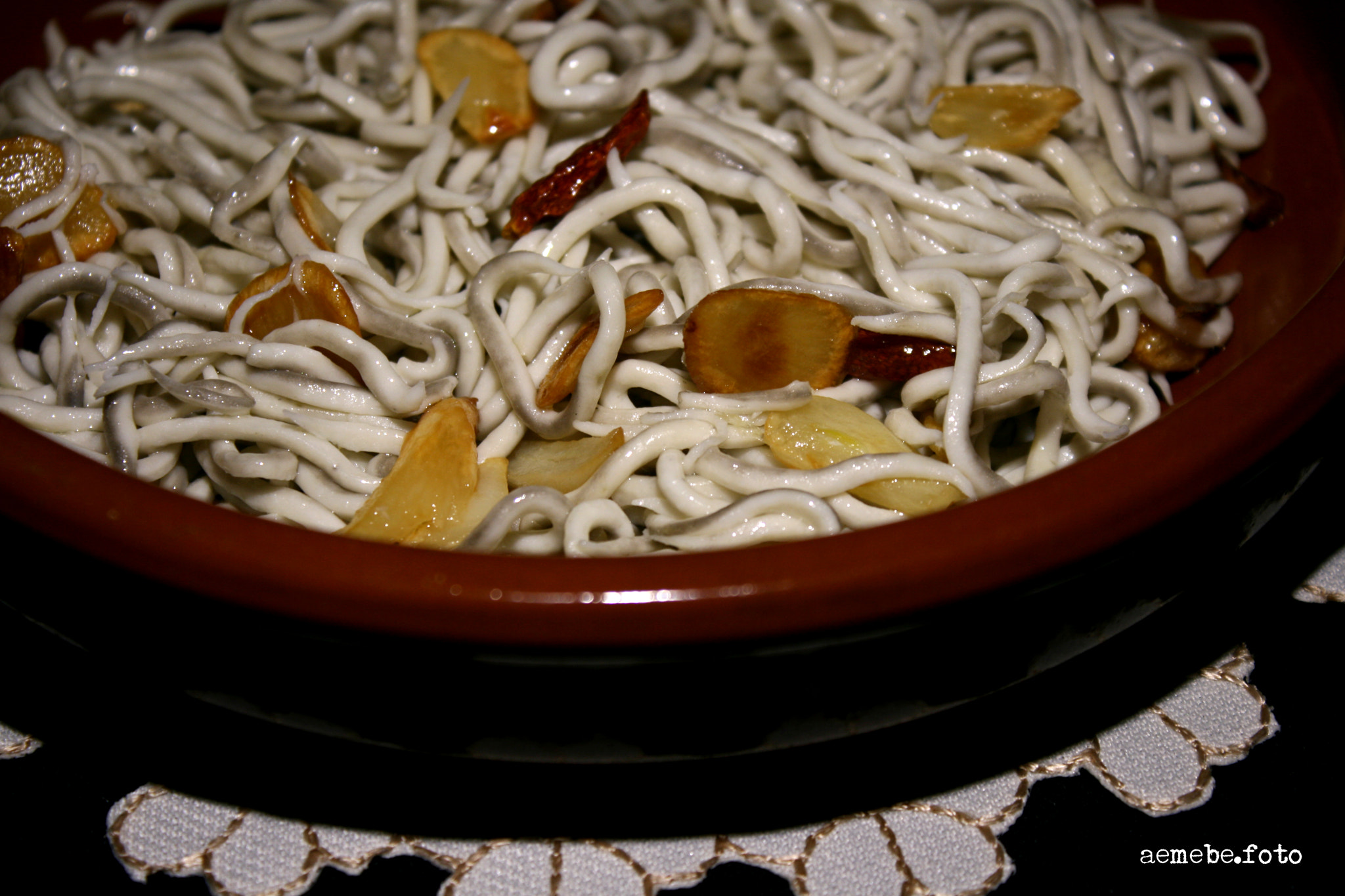 Canon EOS 400D (EOS Digital Rebel XTi / EOS Kiss Digital X) sample photo. Gulas con ajo y guindillas photography