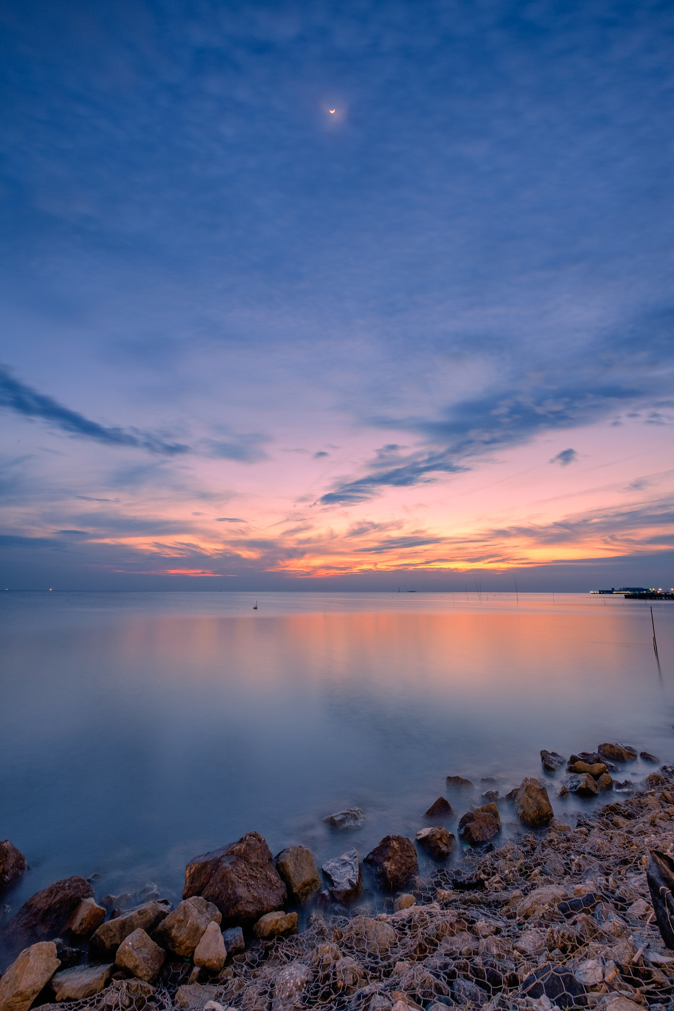 Fujifilm X-E2 + Fujifilm XF 10-24mm F4 R OIS sample photo. Sea and the moon photography