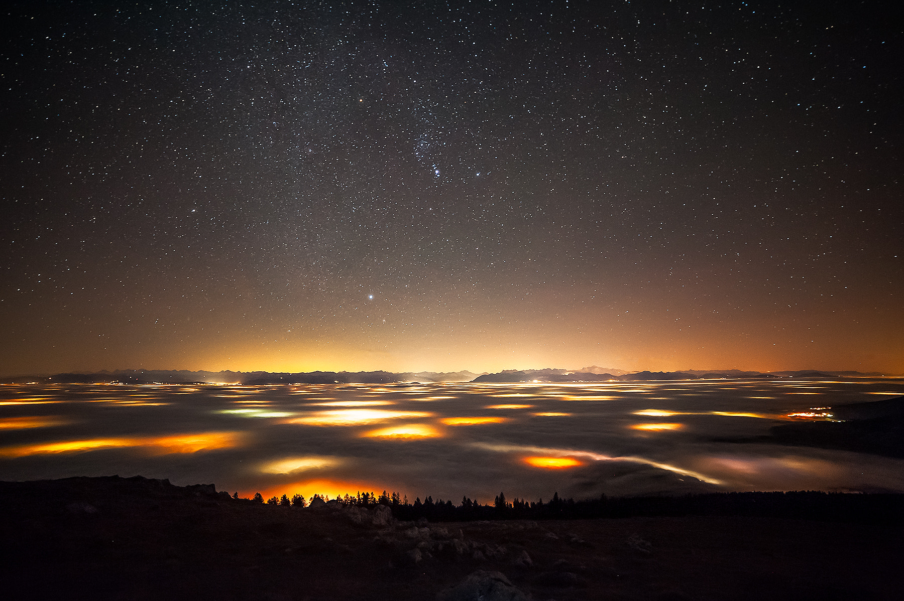 Samyang 14mm F2.8 ED AS IF UMC sample photo. Between night lights photography