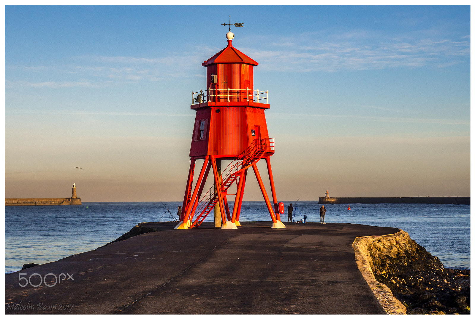 Olympus M.Zuiko Digital 14-42mm F3.5-5.6 II R sample photo. Herd groyne lighthouse and fishermen photography