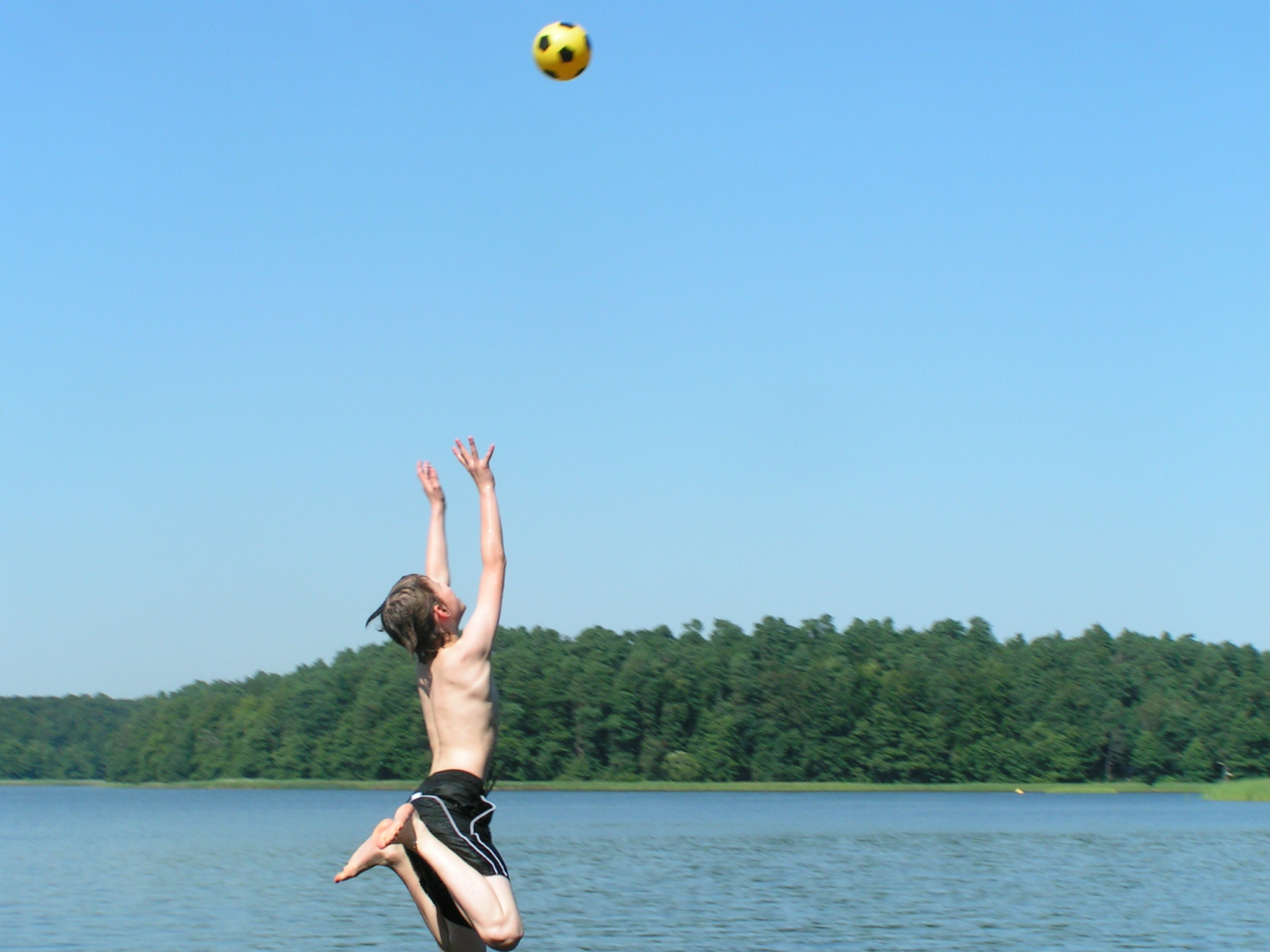 KONICA MINOLTA DiMAGE Z1 sample photo. Catch the ball photography