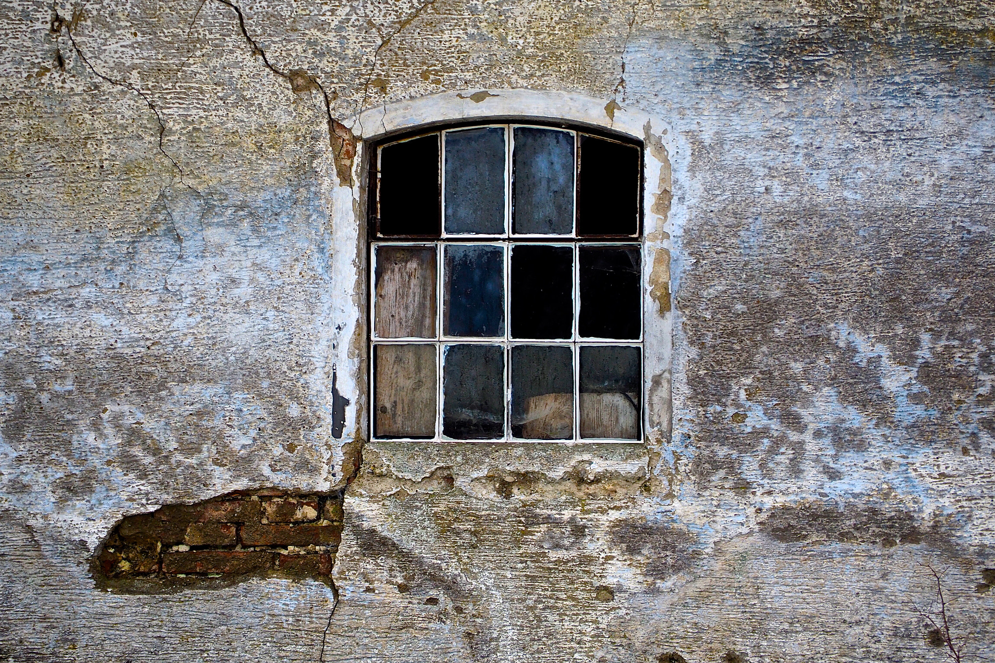 Olympus OM-D E-M5 II sample photo. Window of mystery photography