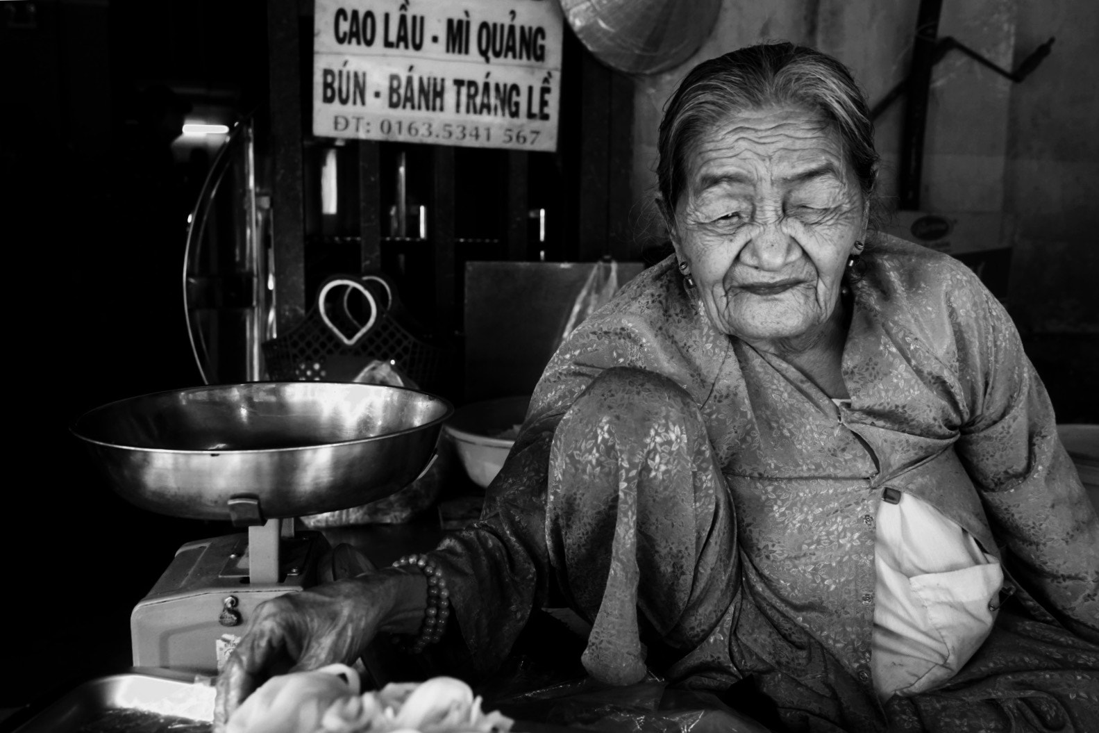 Sony FE 28mm F2 sample photo. Old woman photography