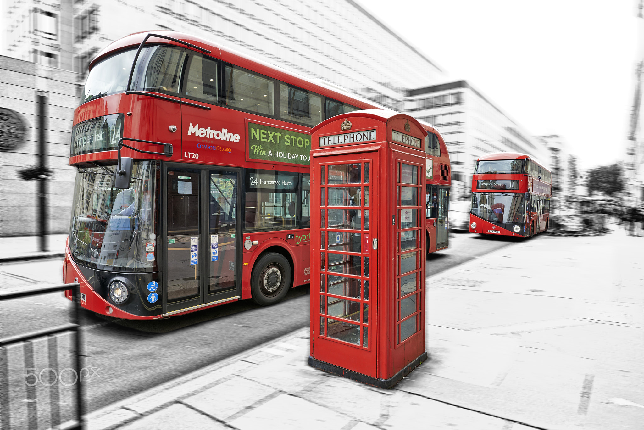 Red Vintage Phone cabine and bus in London