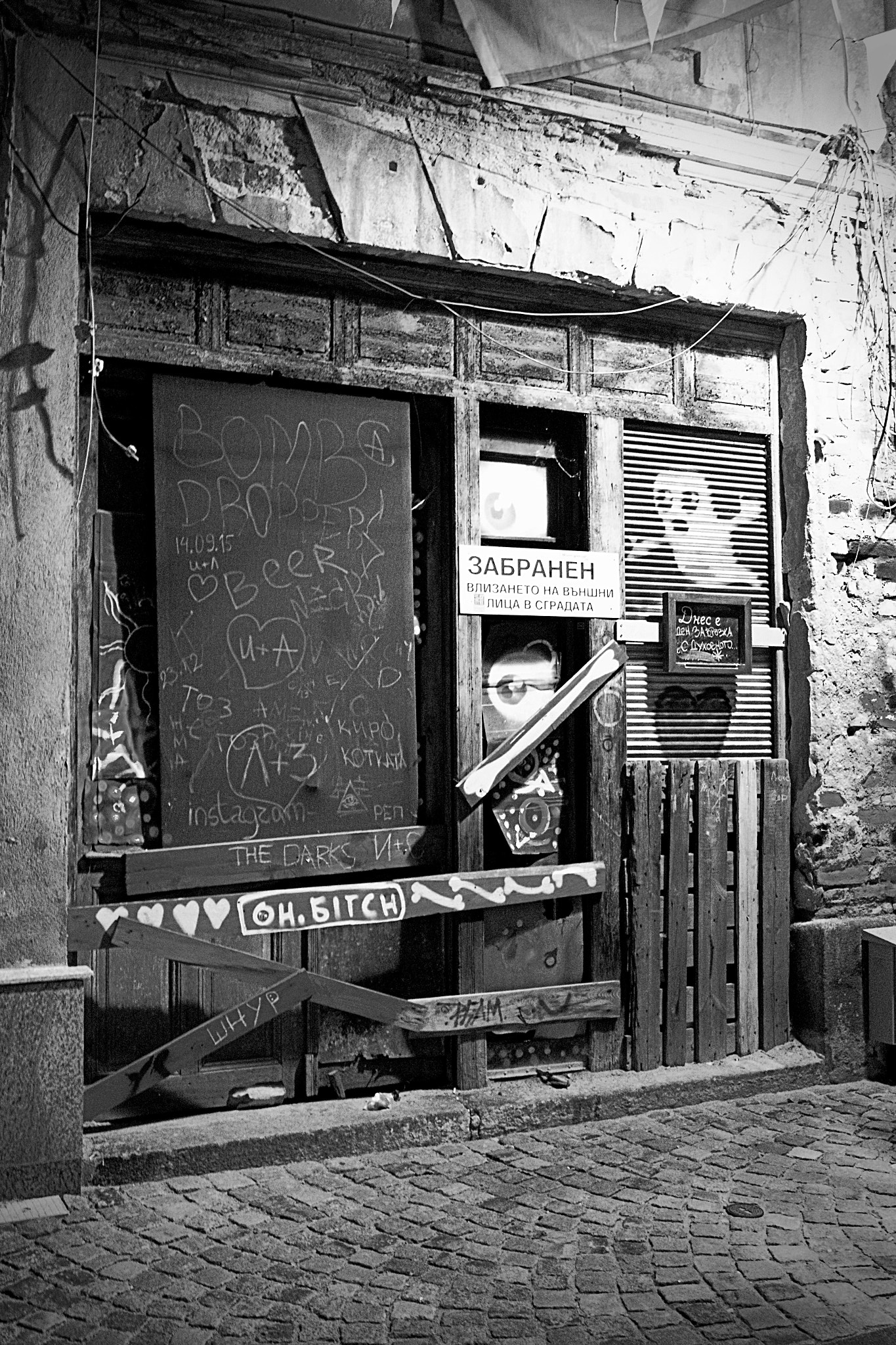 Canon EF-S 18-55mm F3.5-5.6 IS sample photo. Graffiti in kapana photography