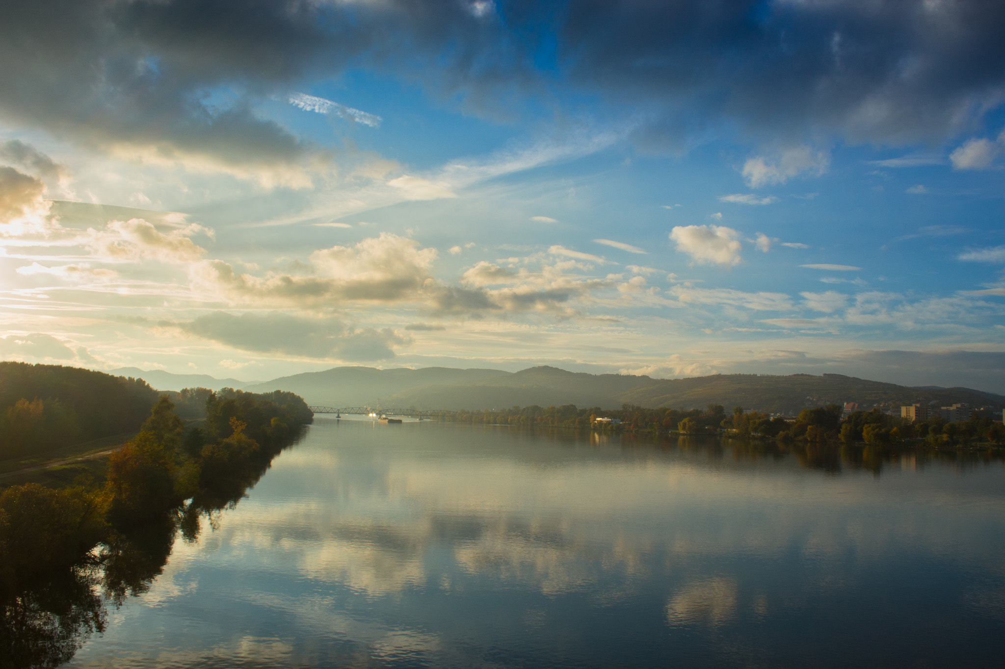 Canon EOS 100D (EOS Rebel SL1 / EOS Kiss X7) sample photo. Danube autumn photography