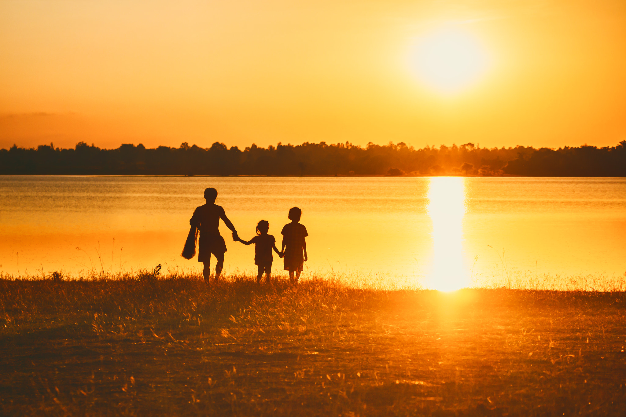 Canon EOS 60D sample photo. Silhouette of thai fisherman family, sunset time, photography
