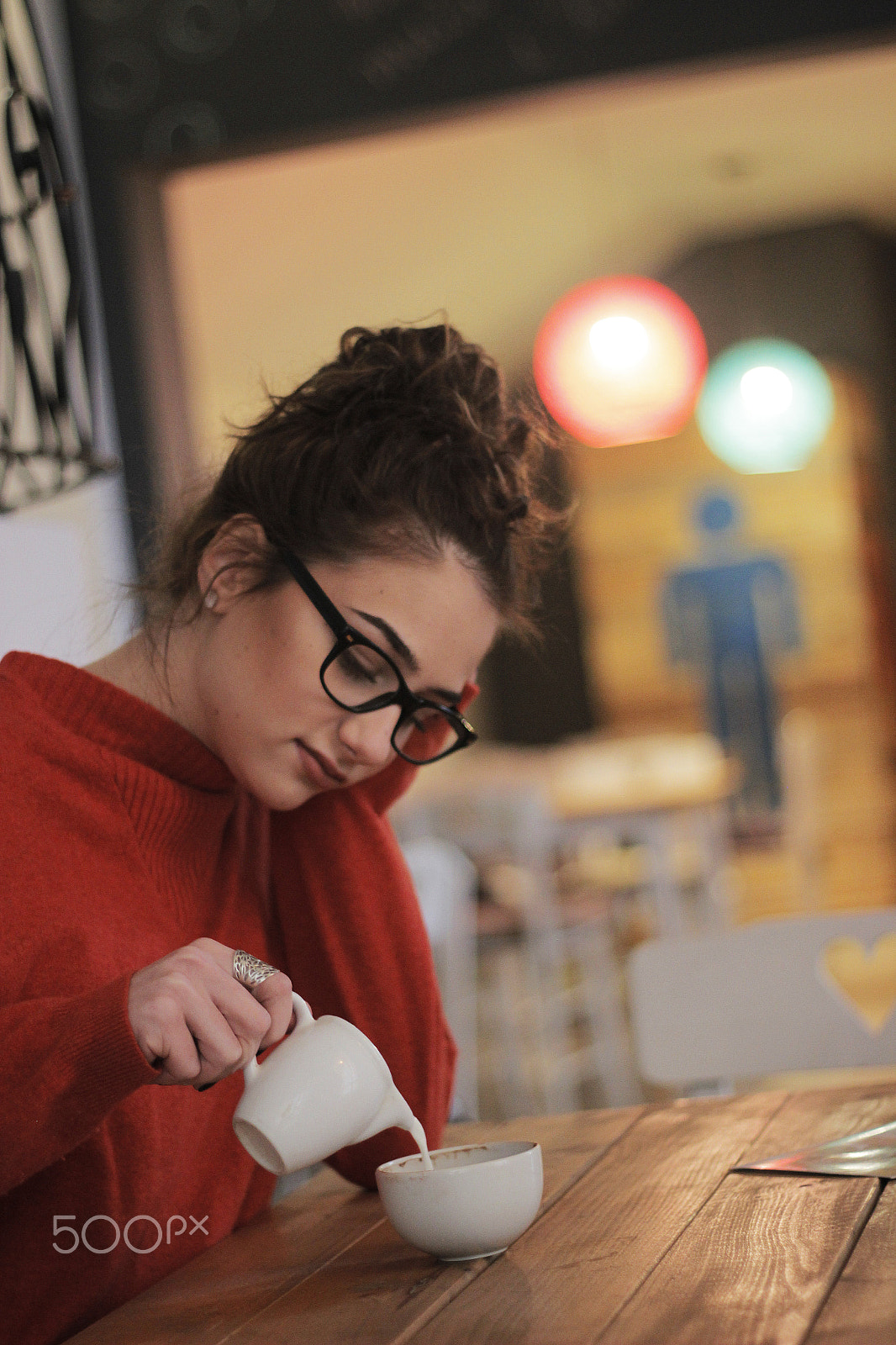 Canon EOS 600D (Rebel EOS T3i / EOS Kiss X5) sample photo. The girl in the café photography