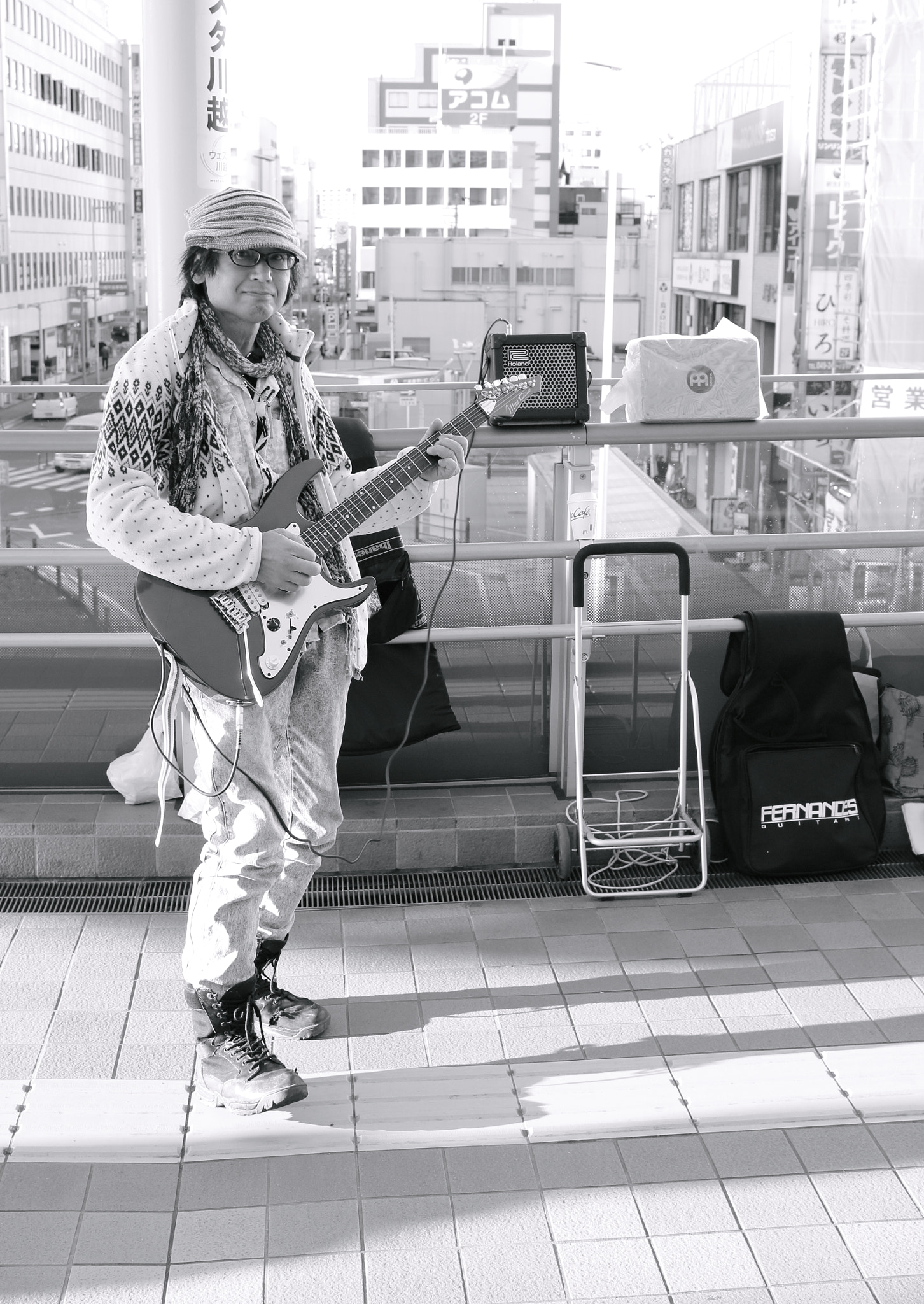 Canon EOS 100D (EOS Rebel SL1 / EOS Kiss X7) + Canon EF-S 24mm F2.8 STM sample photo. Guitarist on street photography