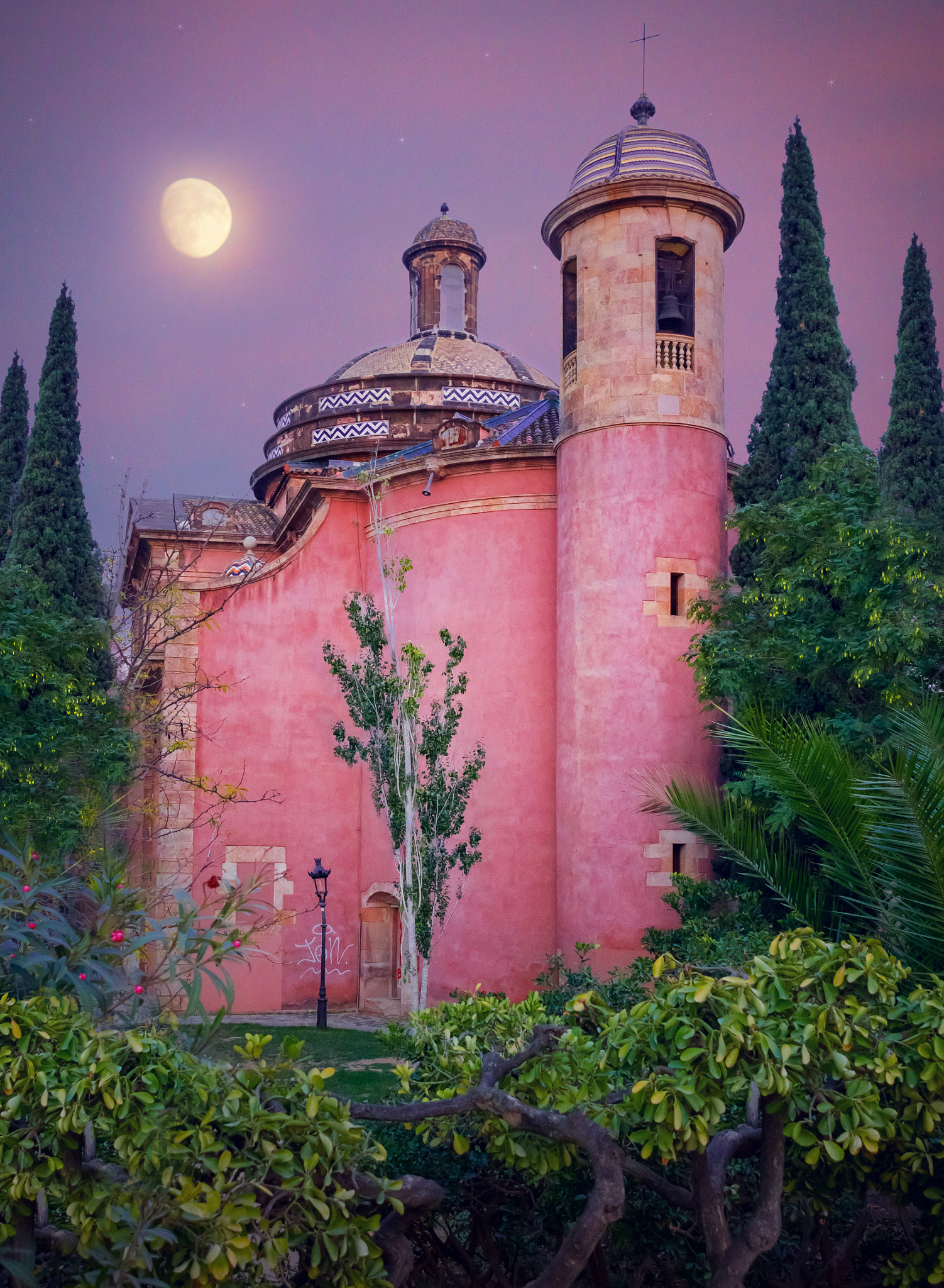 Sigma 18-200mm f/3.5-6.3 DC OS sample photo. Barcelona church photography