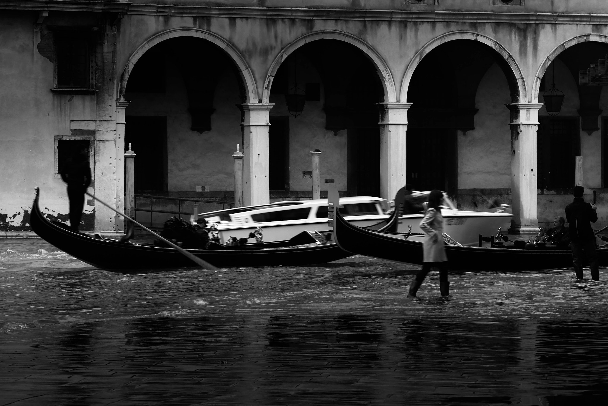 Canon EOS 550D (EOS Rebel T2i / EOS Kiss X4) + Tamron SP 70-300mm F4-5.6 Di VC USD sample photo. High tide in venice photography