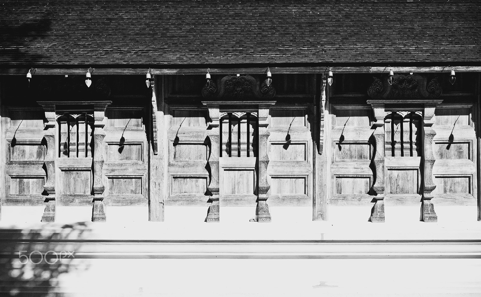 Panasonic Lumix DMC-GX85 (Lumix DMC-GX80 / Lumix DMC-GX7 Mark II) sample photo. Wood carving wall of wat ban pong temple photography