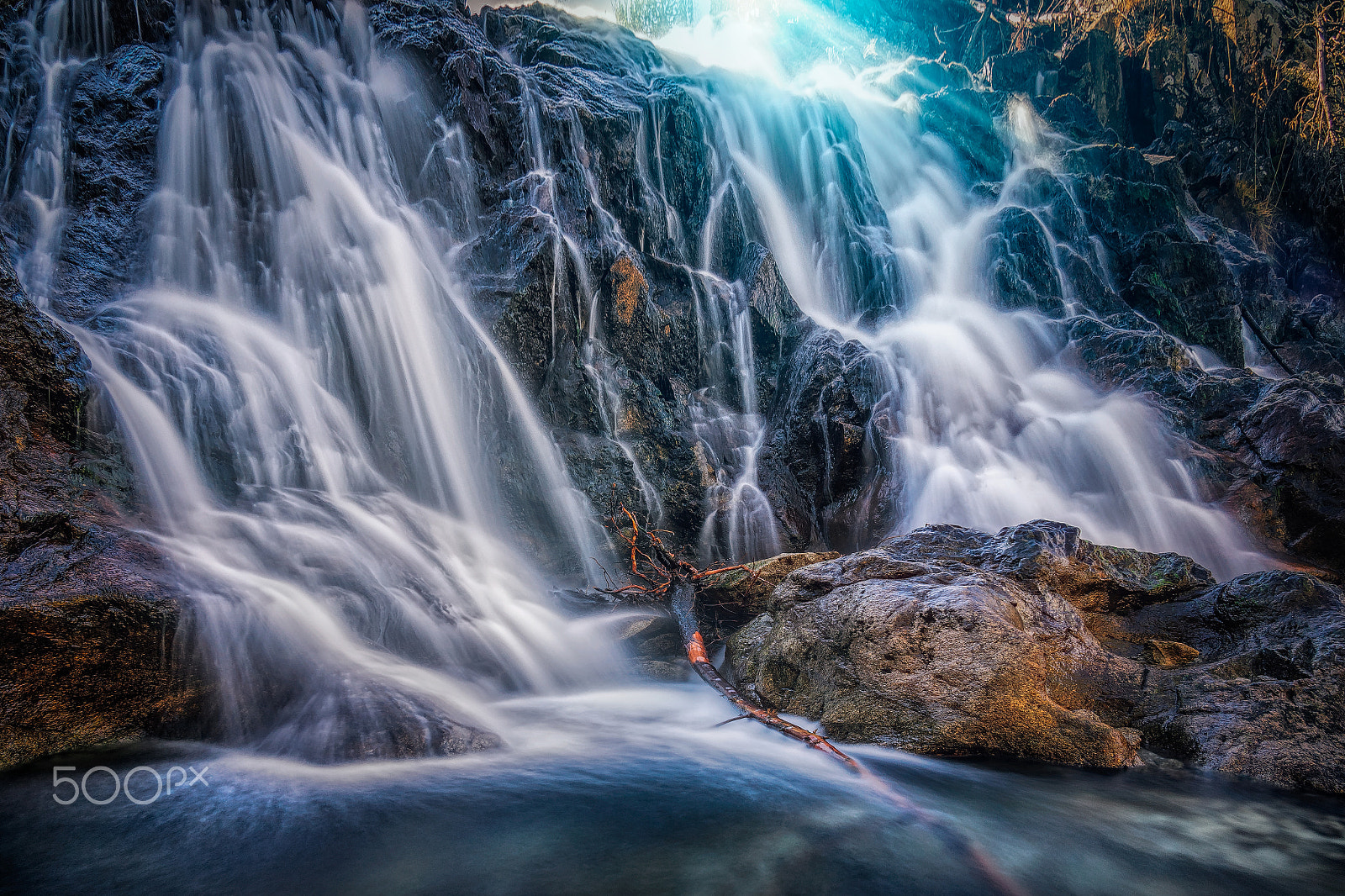 Sony a7R + Sony Vario-Tessar T* E 16-70mm F4 ZA OSS sample photo. Light and waterfalls photography