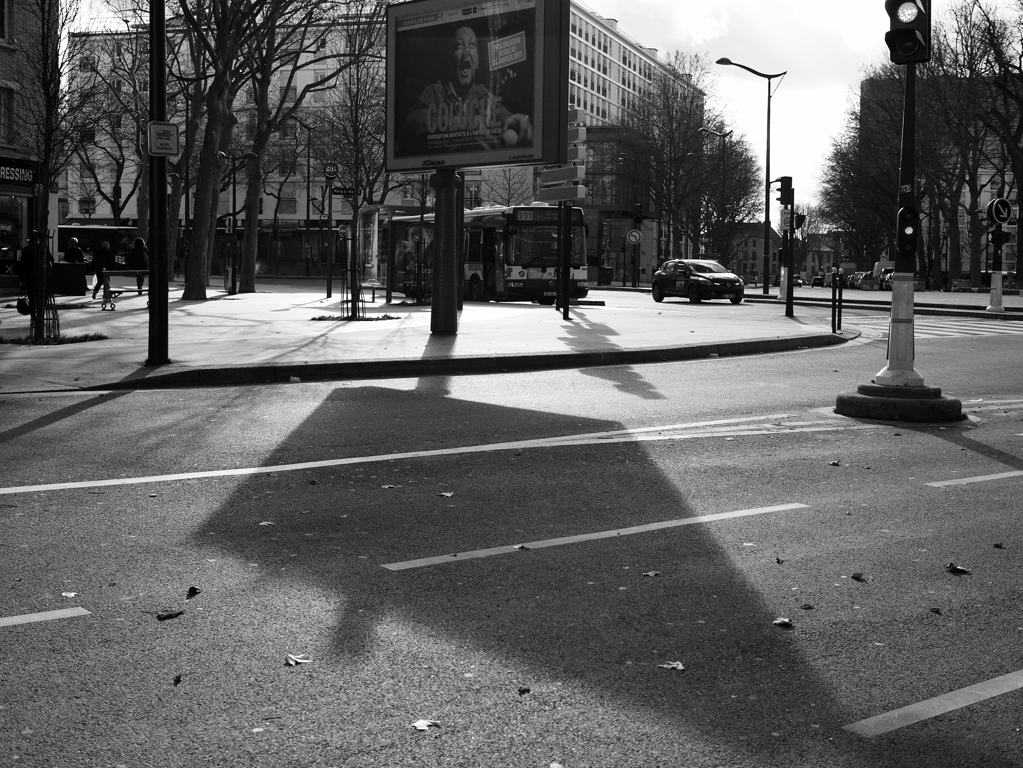 Panasonic Lumix DMC-GX85 (Lumix DMC-GX80 / Lumix DMC-GX7 Mark II) + Panasonic Leica DG Summilux 25mm F1.4 II ASPH sample photo. Coluche's shadow photography