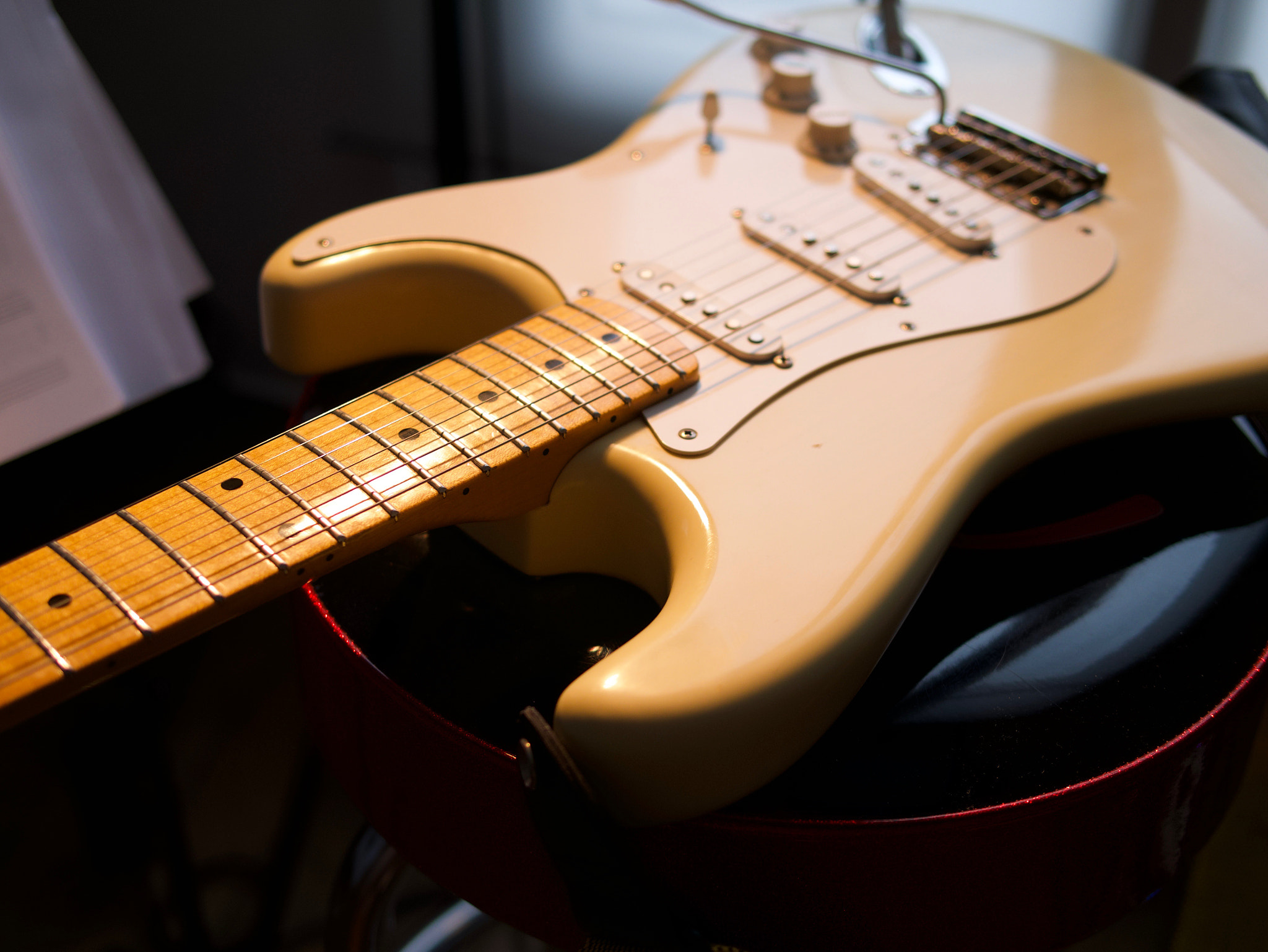 Panasonic Lumix DMC-GX85 (Lumix DMC-GX80 / Lumix DMC-GX7 Mark II) + Panasonic Leica DG Summilux 25mm F1.4 II ASPH sample photo. White stratocaster photography
