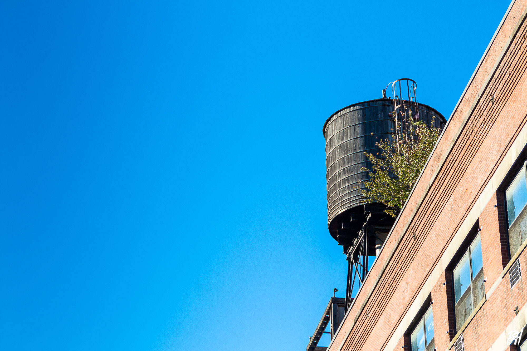 Canon EOS 700D (EOS Rebel T5i / EOS Kiss X7i) sample photo. Water tank in nyc with a blue sky photography