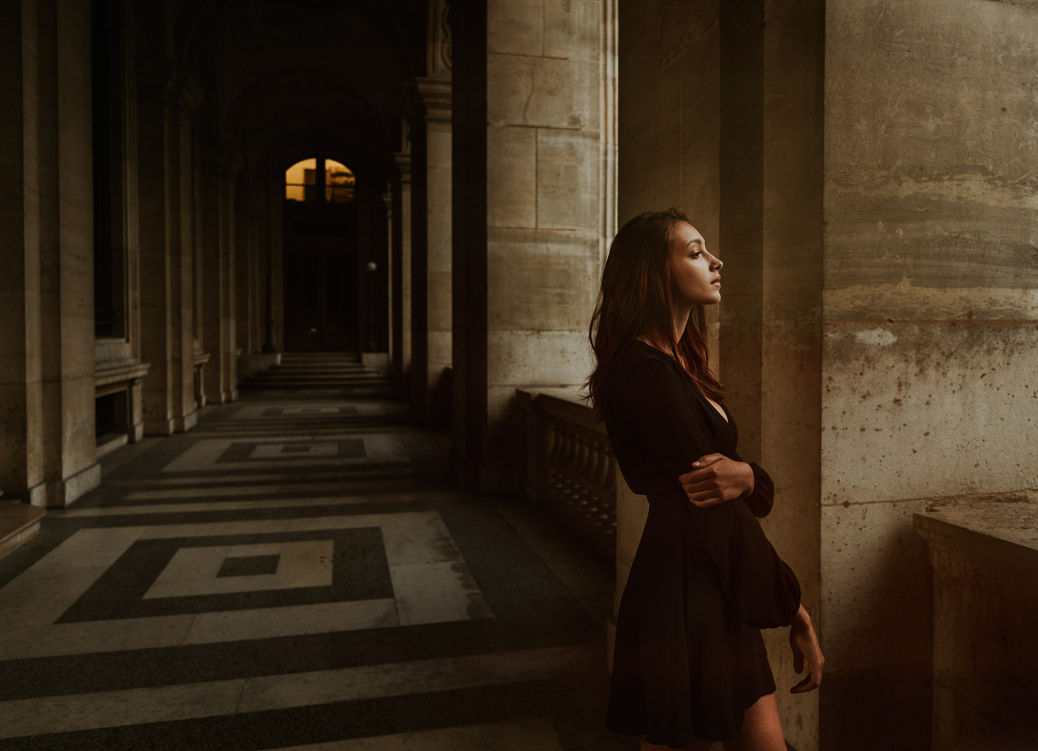 Canon EF 16-35mm F4L IS USM sample photo. Girl at louvre, paris photography
