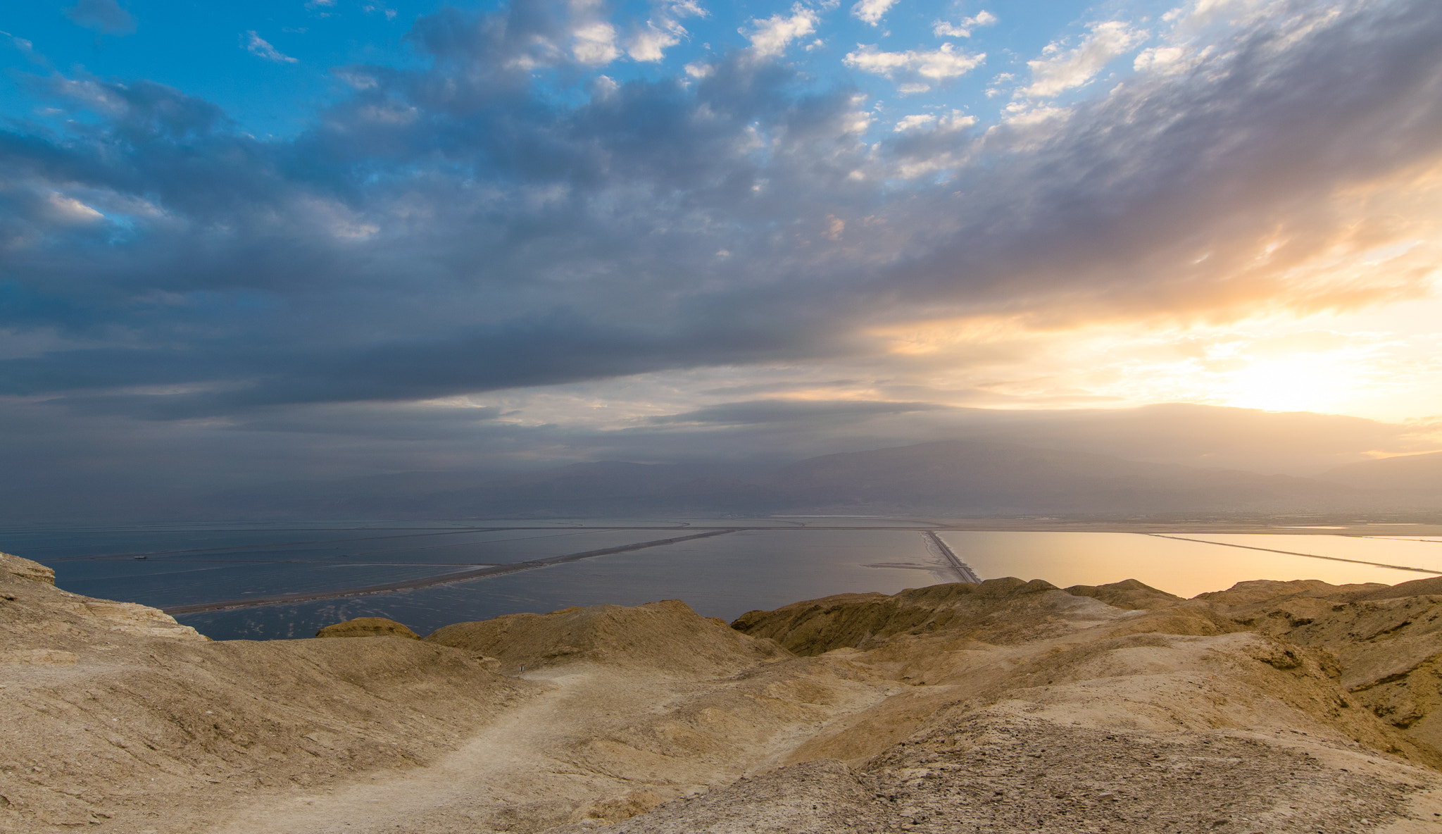 Nikon D5300 + Tokina AT-X 11-20 F2.8 PRO DX (AF 11-20mm f/2.8) sample photo. Sunrise over the dead sea photography