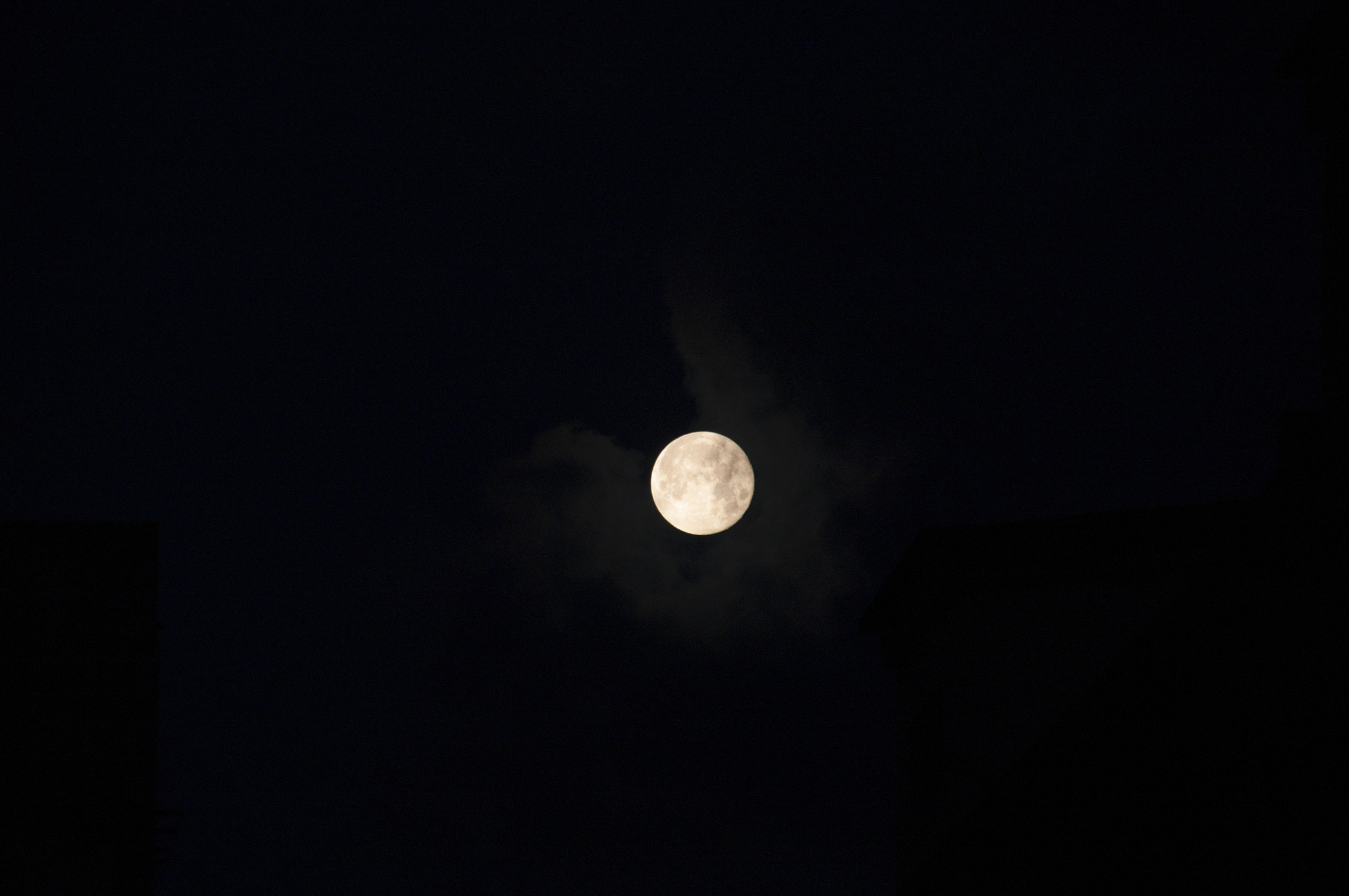 Pentax K-7 + Sigma sample photo. Full moon photography