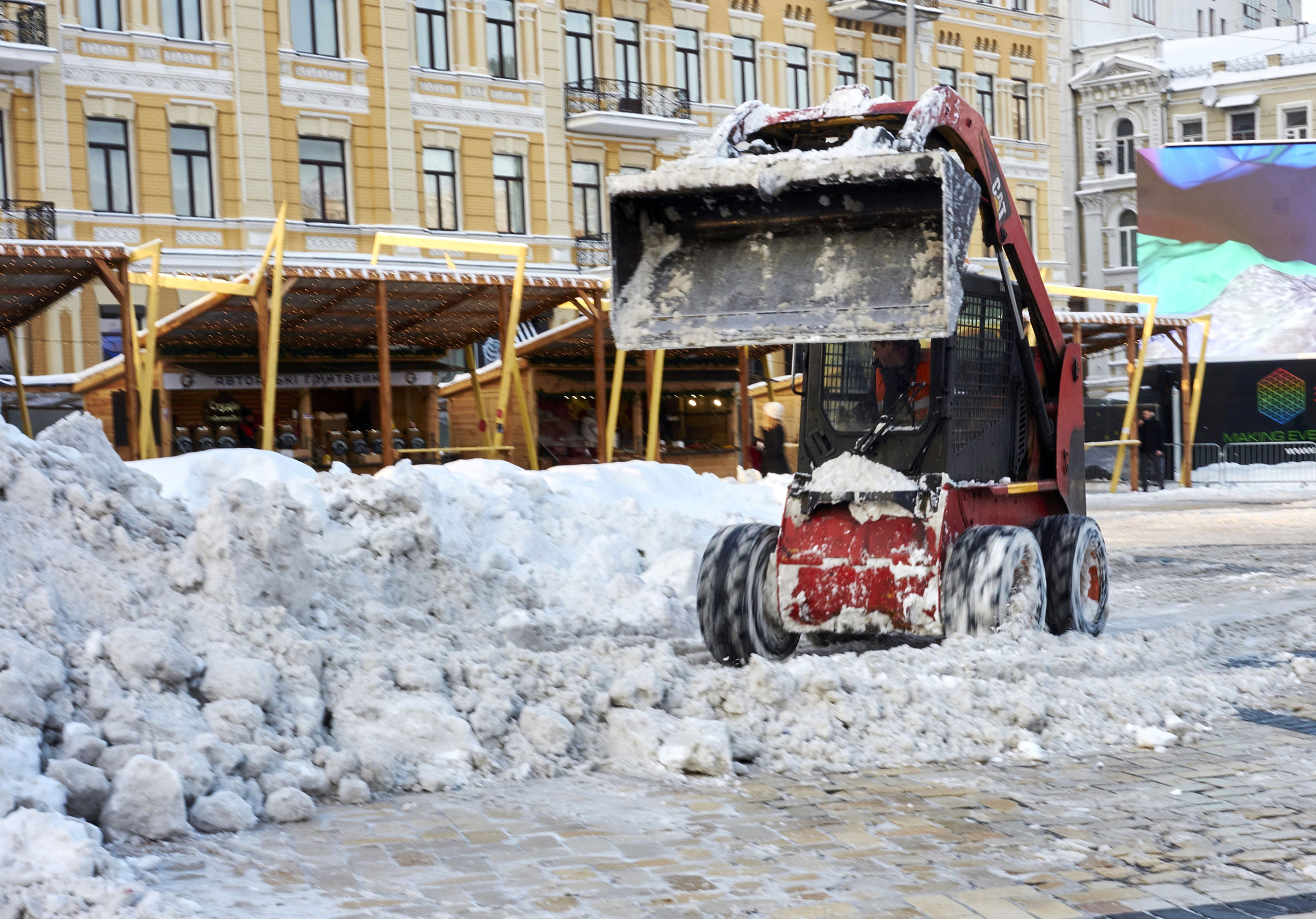 Fujifilm X-M1 + Fujifilm XF 27mm F2.8 sample photo. Little snow fighter photography