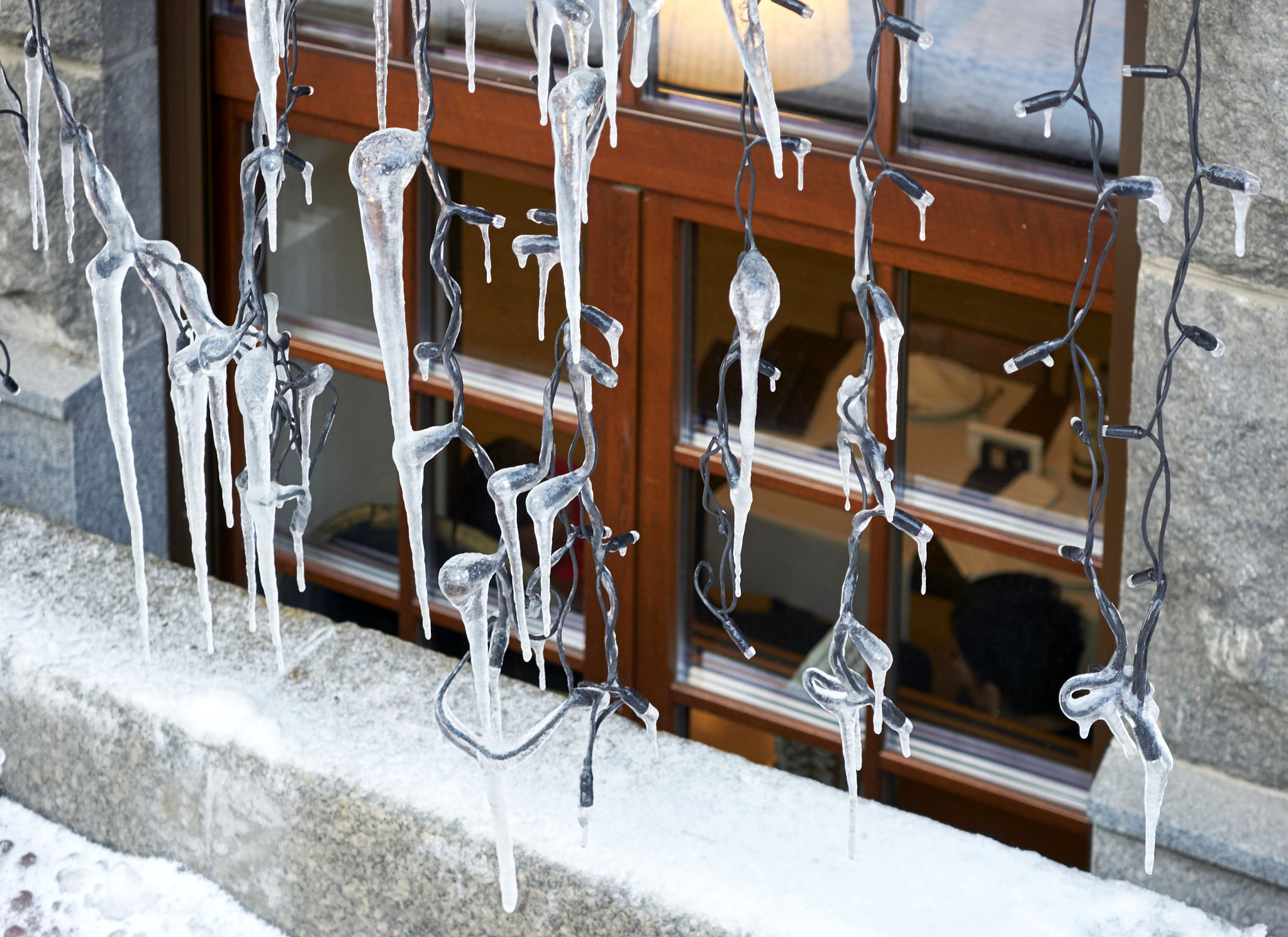 Fujifilm X-M1 + Fujifilm XF 27mm F2.8 sample photo. Icicle garland photography