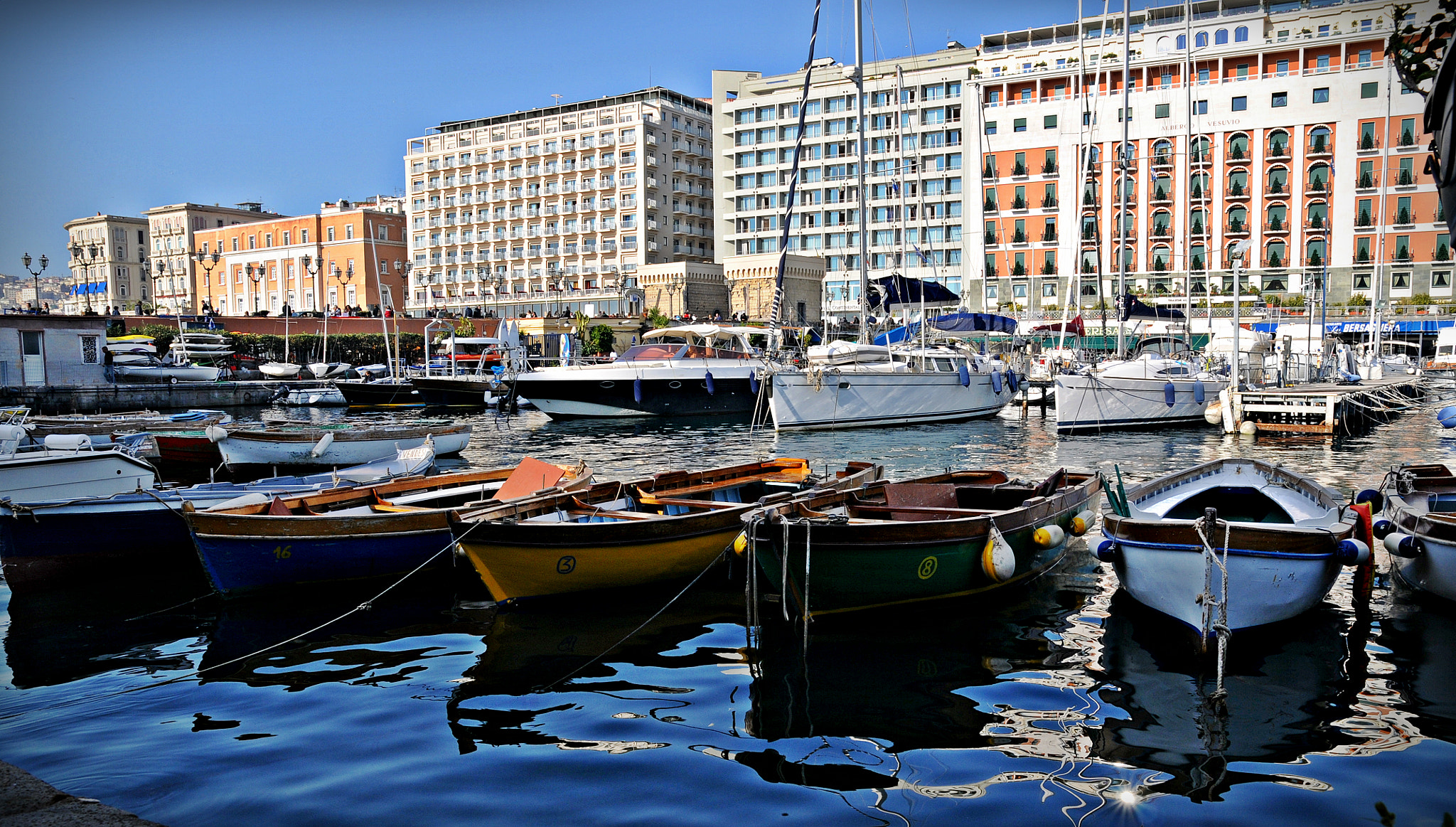 Nikon D300 + Sigma 17-70mm F2.8-4.5 DC Macro Asp. IF sample photo. Napoli, italy photography